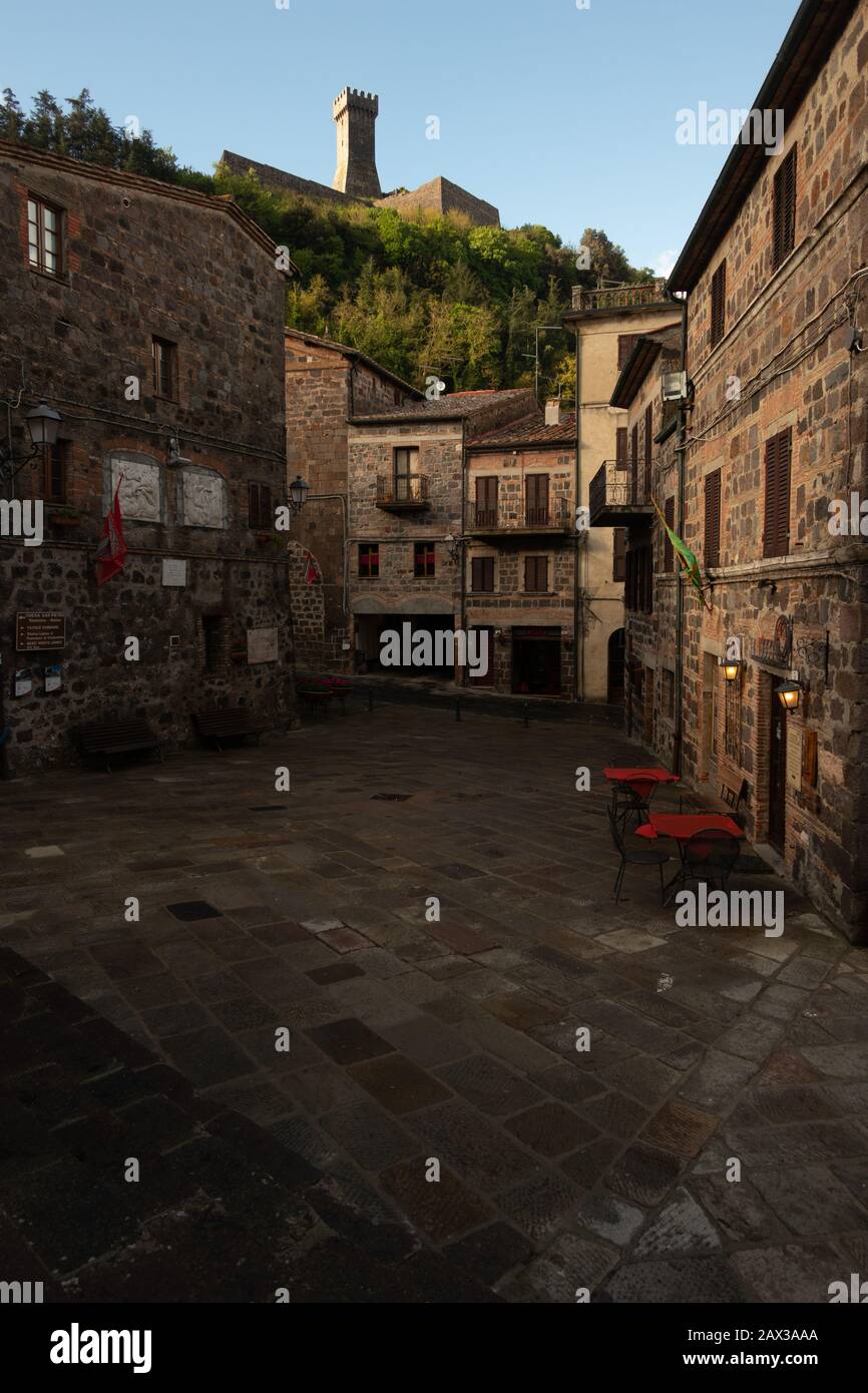 Alte Straßen von Radicofani mit der imposanten Burg Cassero Fortness Dominant mit Blick auf diese toskanische Weiler Toskana Italien Stockfoto