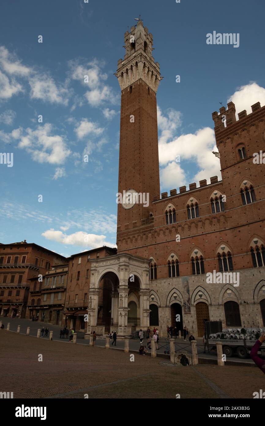 Piazza del Campo, das historische Zentrum von Siena Toskana Italien zeigt den Palazzo Pubblico, das gotische Rathaus Stockfoto