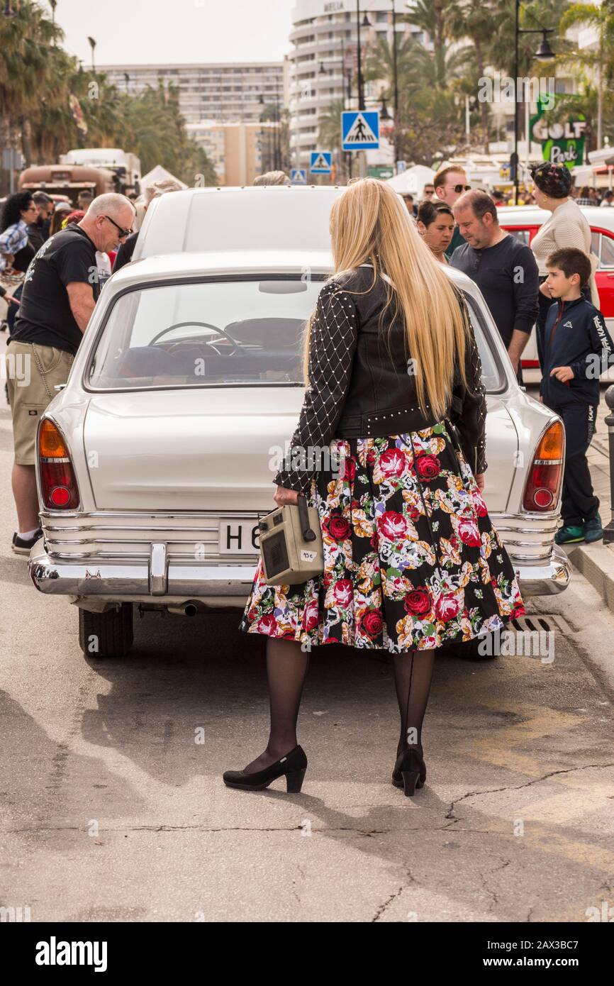 Frau im Stil der 50er Jahre bei 2020 Rockabilly Festival, Rockin Race Jamboree, Torremolinos, Andalusien, Spanien Stockfoto