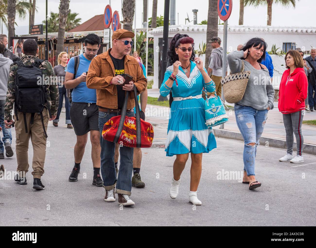 Eine Gruppe von Menschen, die sich im Stil der Fünfziger bei Rockin Race Jamboree 2020, Rockabillies, Torremolinos, Andalusien, Spanien, kleiden. Stockfoto