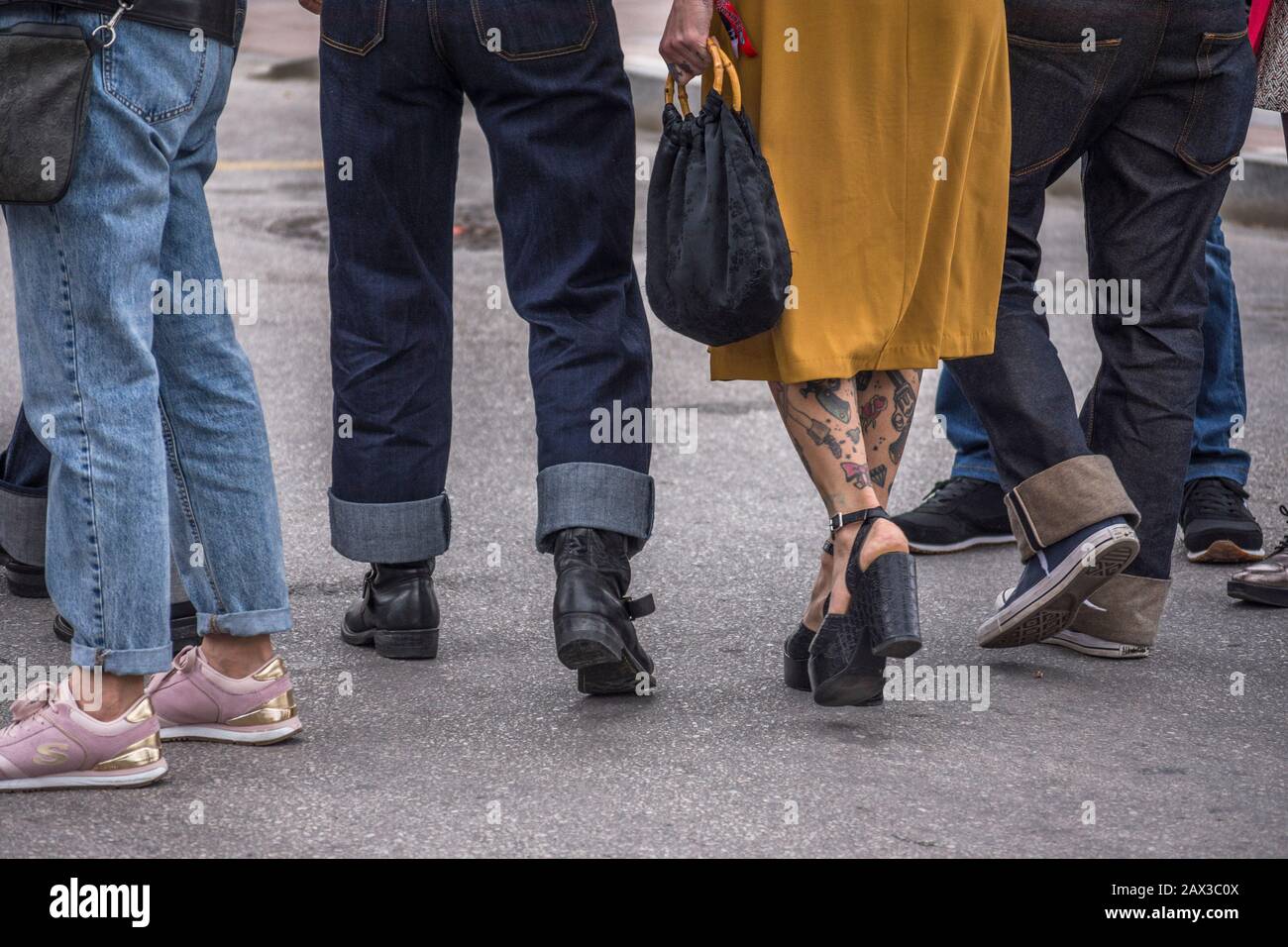 Eine Gruppe von Menschen, die sich im Stil der Fünfziger bei Rockin Race Jamboree 2020, Rockabillies, Torremolinos, Andalusien, Spanien, kleiden. Stockfoto