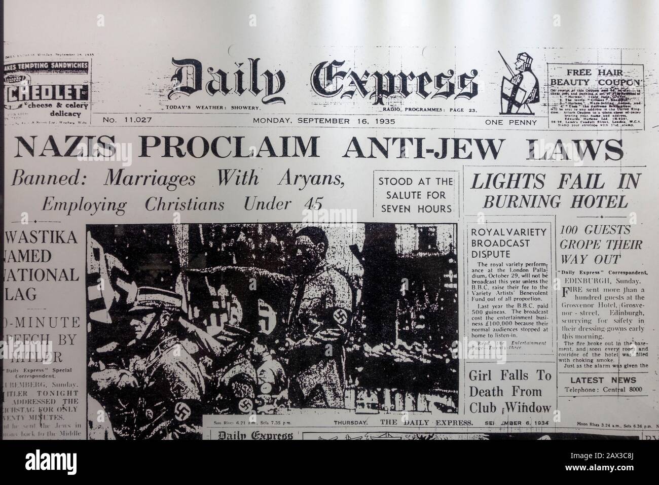 „Nazis proklamieren Anti-Juden-Gesetz“, Daily Express, 16.. September 1935, Dokumentationszentrum Reichsparteitagsgelände, Nürnberg, Bayern, Deutschland. Stockfoto