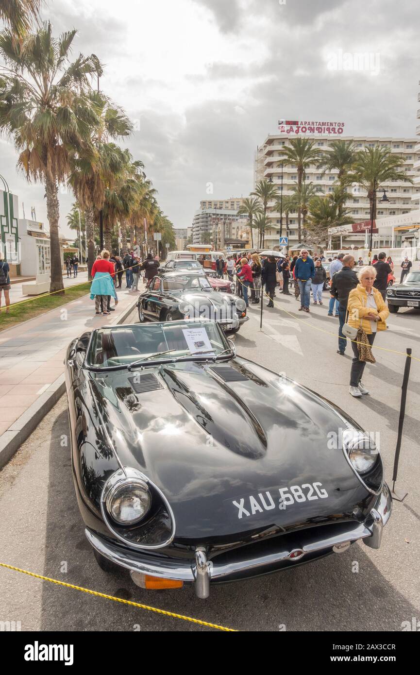 Jaguar E Type wird während des Straßenfestes ausgestellt. Torremolinos, Spanien. Stockfoto
