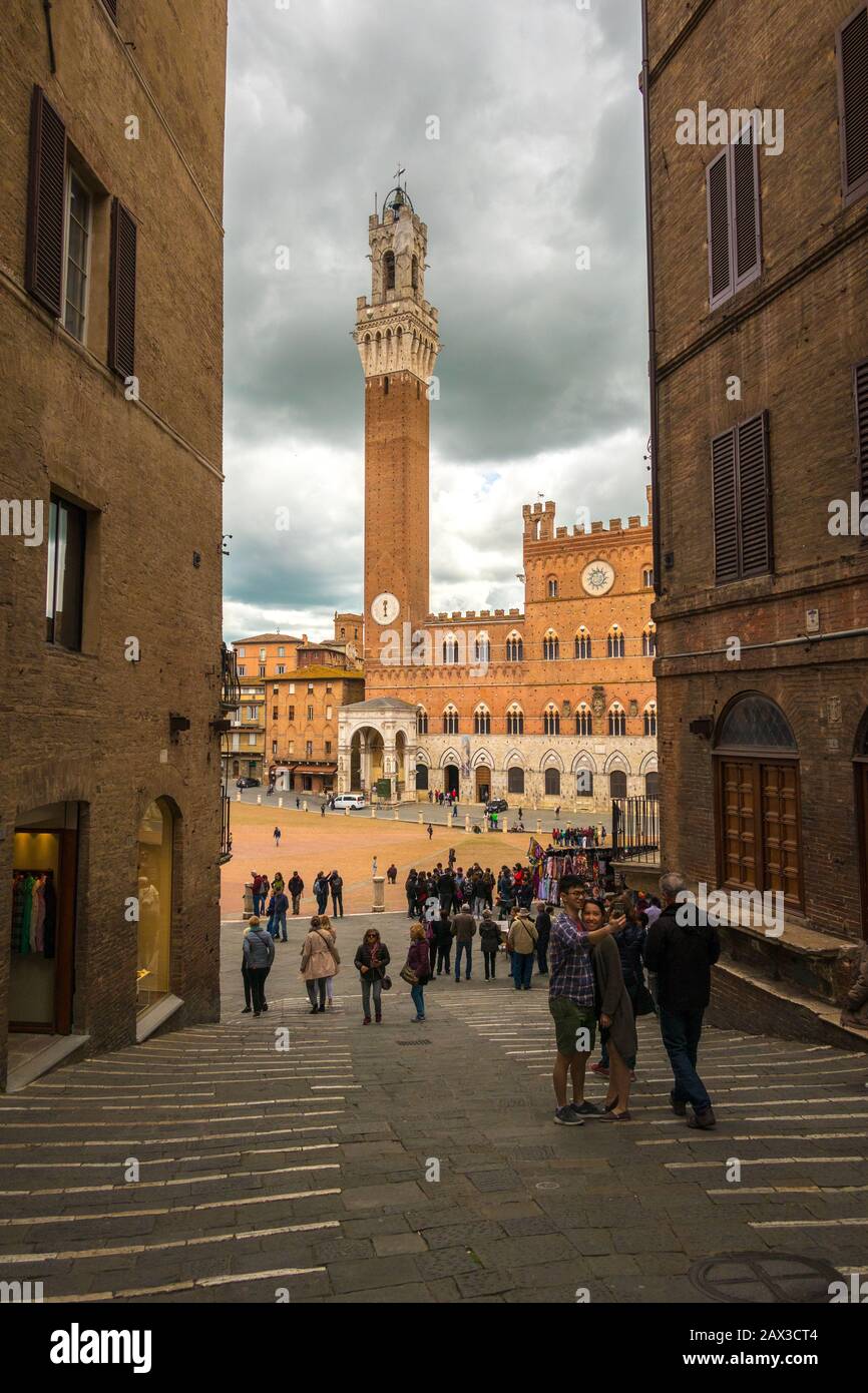 Eintritt in den Pubblico Palast mit dem Torre del Mangia in Siena, Toskana, Italien Stockfoto