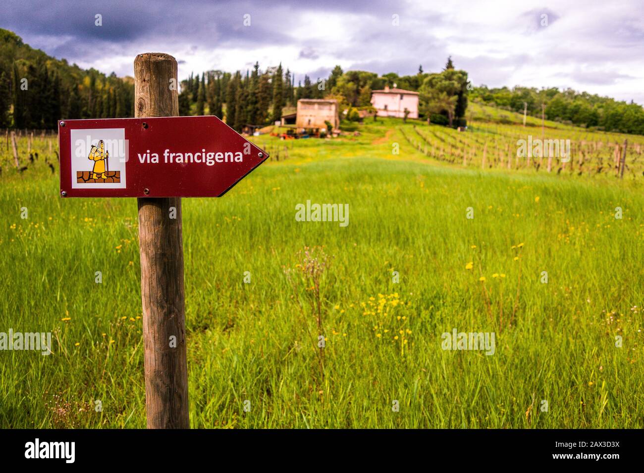 Postpost der Via Francigena in der Toskana zwischen San Gimignamo und Gracciano. Die Via Francigena verfügt über spezielle Symbole und Wegmarkierungen, die Sie begleiten Stockfoto