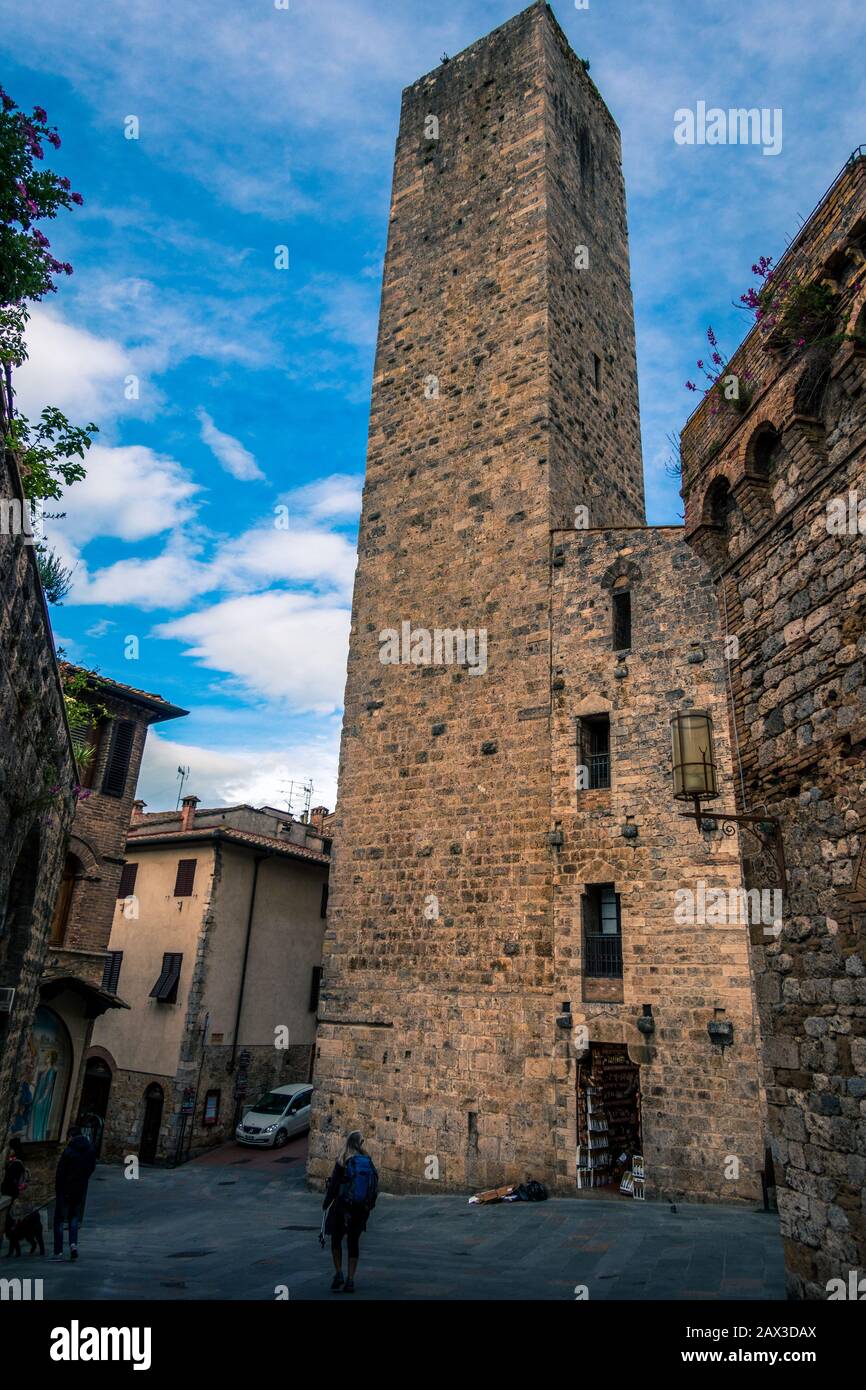 Altstadt auf der Piazza della Cisterna, San Gimignano, einer italienischen Bergstadt in der Toskana. Umgeben von Wänden aus dem 13. Jahrhundert. Stockfoto
