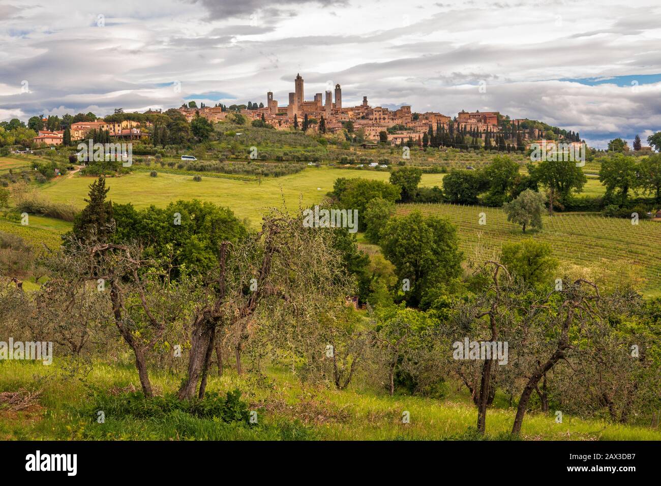 Via Francigena Trail in der Toskana zwischen San Gimignamo und Gracciano. Blick auf San Gimignano, eine italienische Bergstadt in der Toskana. Umgeben vom 13. Jahrhundert Stockfoto