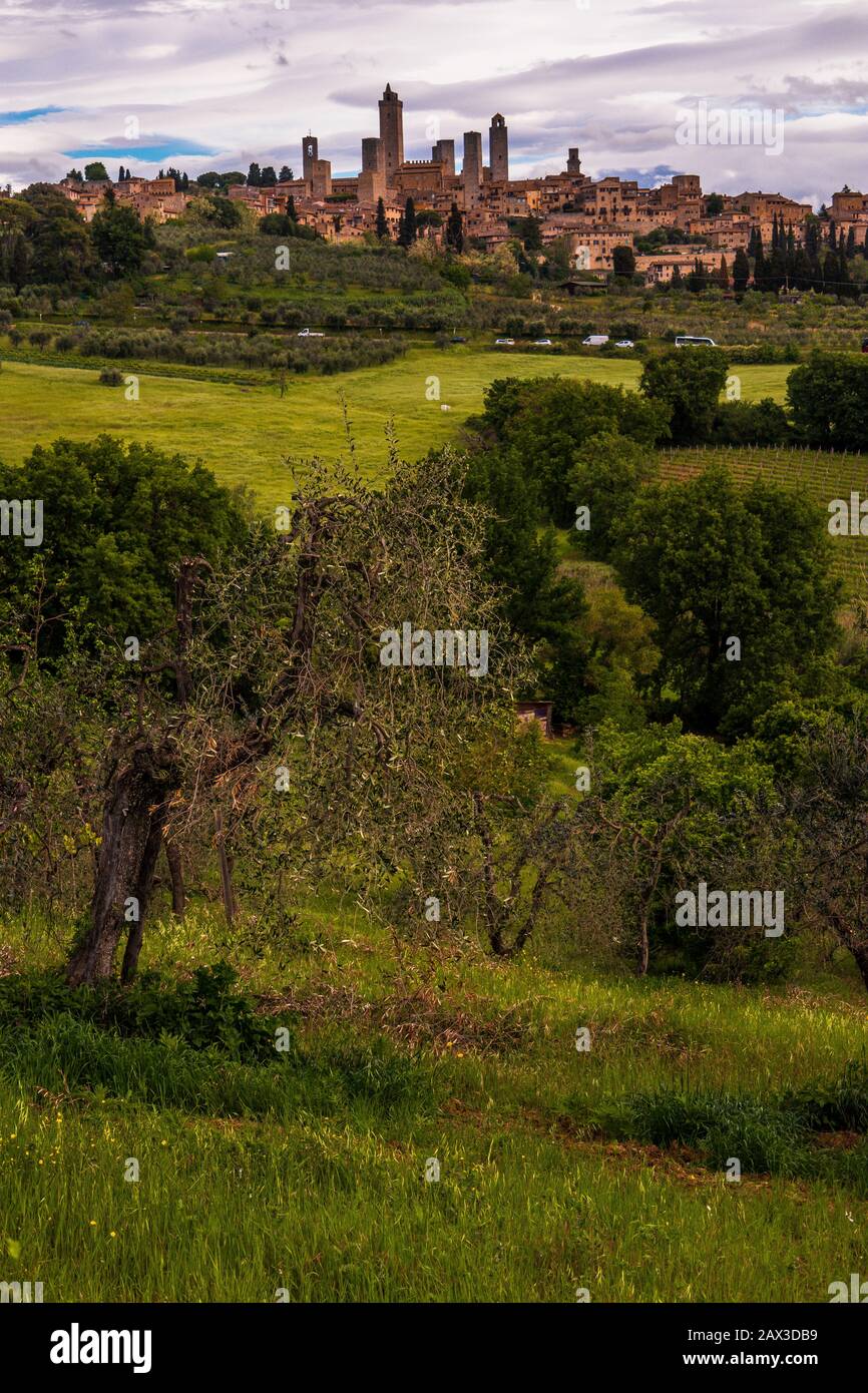 Via Francigena Trail in der Toskana zwischen San Gimignamo und Gracciano. Blick auf San Gimignano, eine italienische Stadt mit ummauerten Hügeln aus dem 13. Jahrhundert in der Toskana. Stockfoto