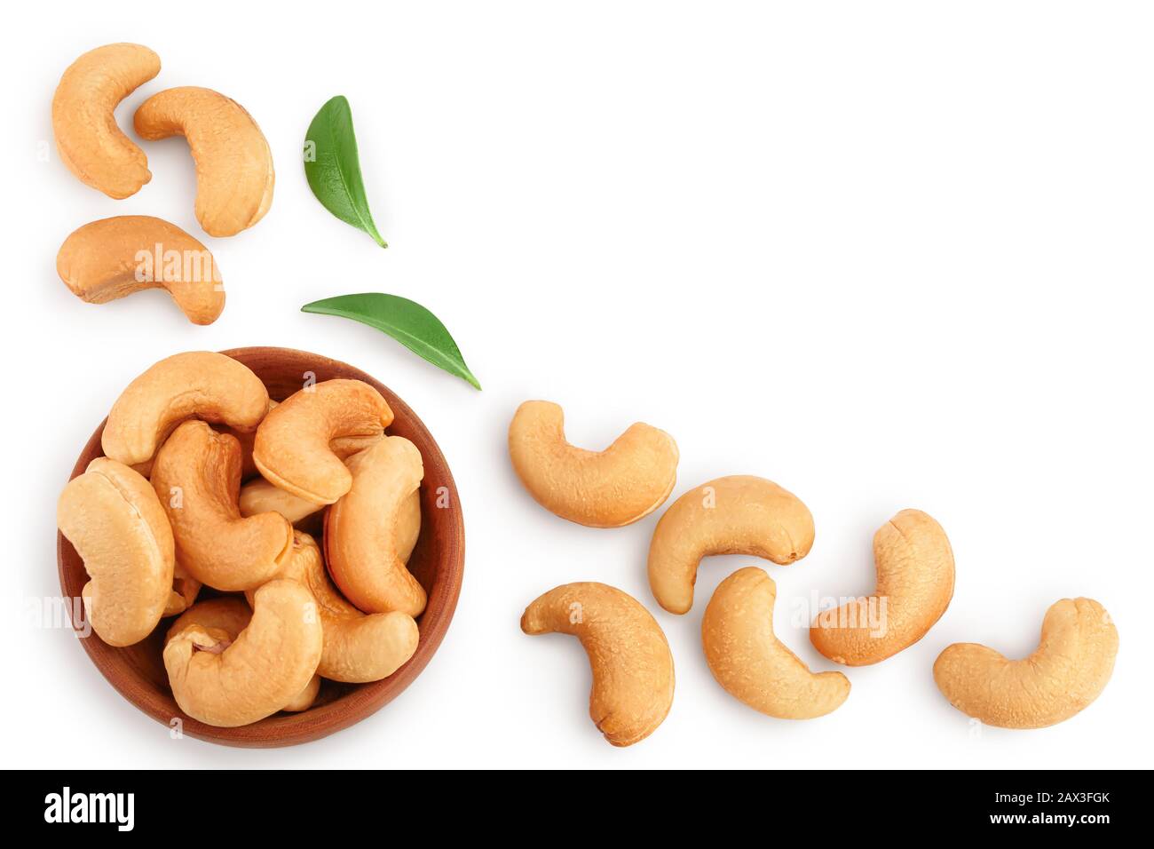 Geröstete Kaschew Nüsse in Schale isoliert auf weißem Hintergrund mit Schneideweg und voller Schärfentiefe. Draufsicht mit Kopierbereich für Ihren Text. Flaches Lay Stockfoto