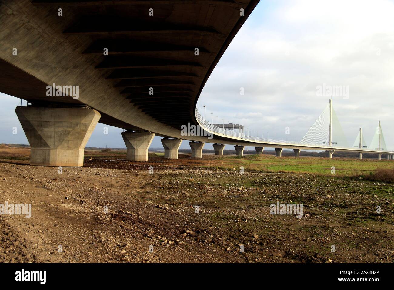 Unter der neuen Mersey Gateway Bridge, die Widnes und Runcorn über den Fluss Mersey Estuary, Widnes, Cheshire, Großbritannien verbindet Stockfoto