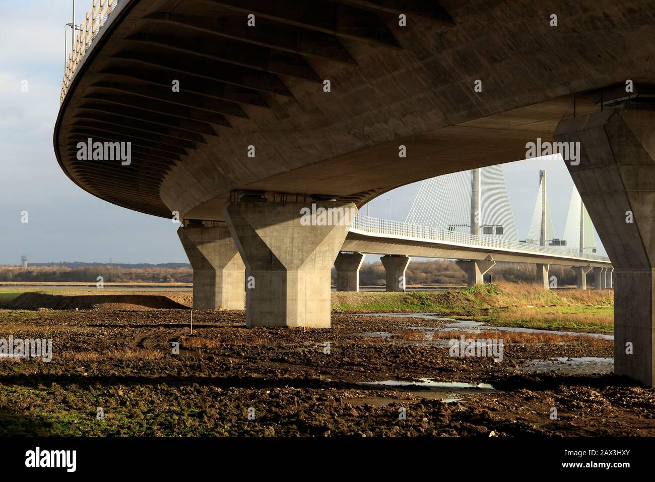 Unter der neuen Mersey Gateway Bridge, die Widnes und Runcorn über den Fluss Mersey Estuary, Widnes, Cheshire, Großbritannien verbindet Stockfoto
