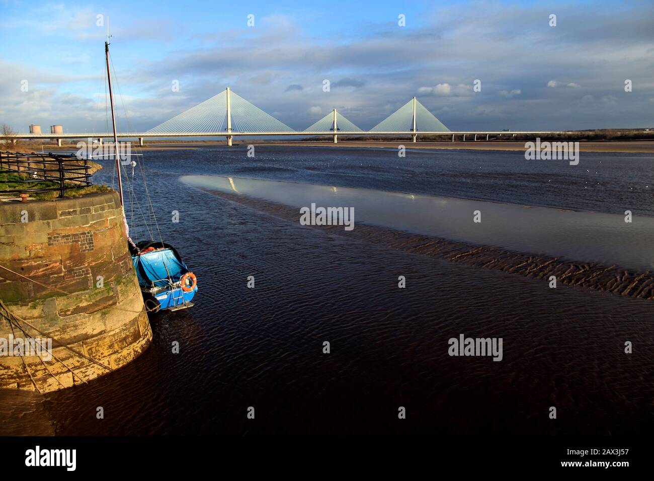 Die neue Mersey Gateway Bridge, die Widnes und Runcorn über den Fluss Mersey Estuary, Widnes, Cheshire, Großbritannien verbindet Stockfoto