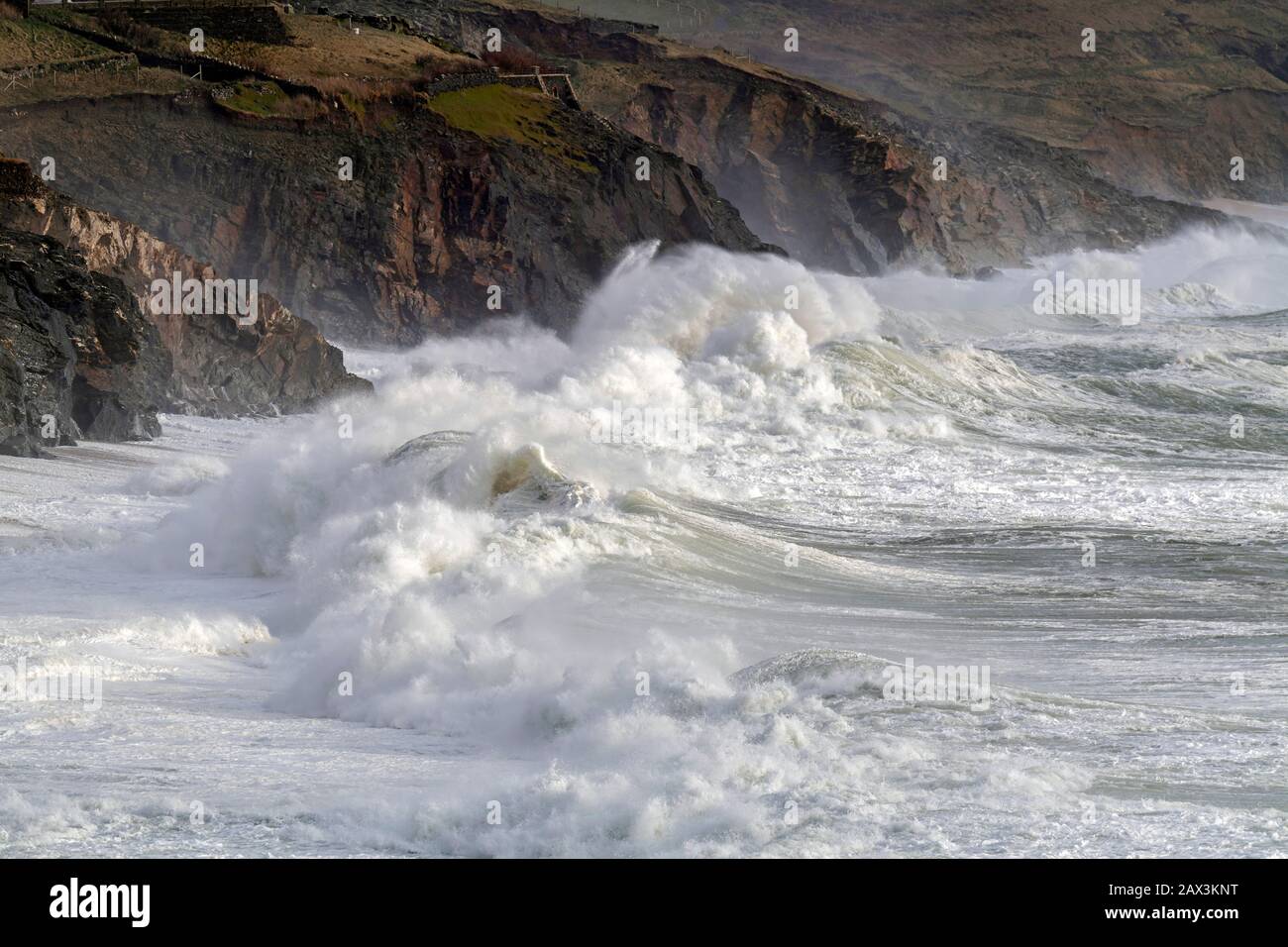 Porthleven, Cornwall, Großbritannien. Februar 2020. Sturm Ciara immer noch die kornische Küste bei Porthleven durchstoßen. Bob Sharples/Alamy Live News Stockfoto