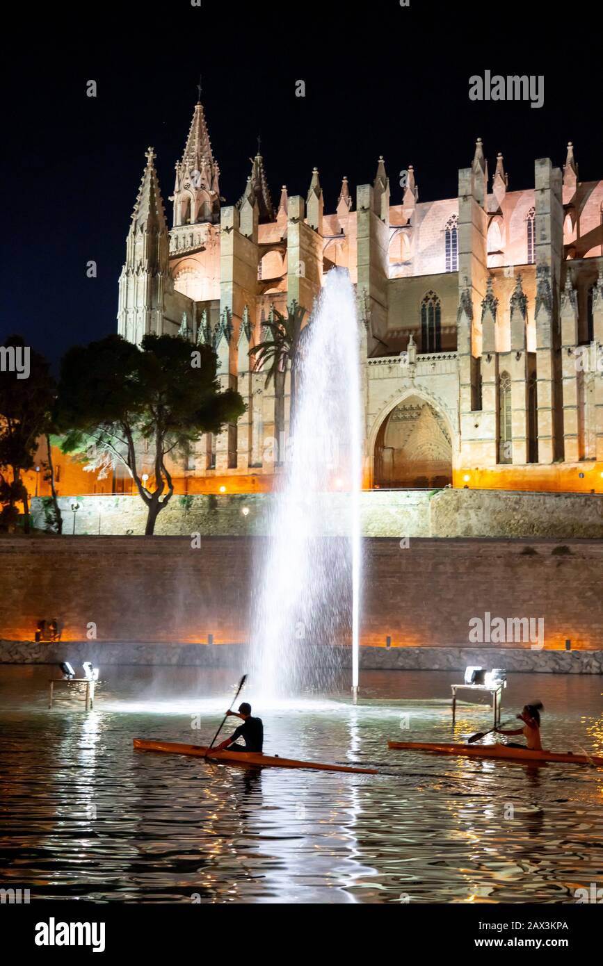 Palma de Mallorca, Bucht von Palma, Kathedrale der Heiligen Maria, Kajakfahrer im See vor der Kirche, Balearen, Spanien Stockfoto