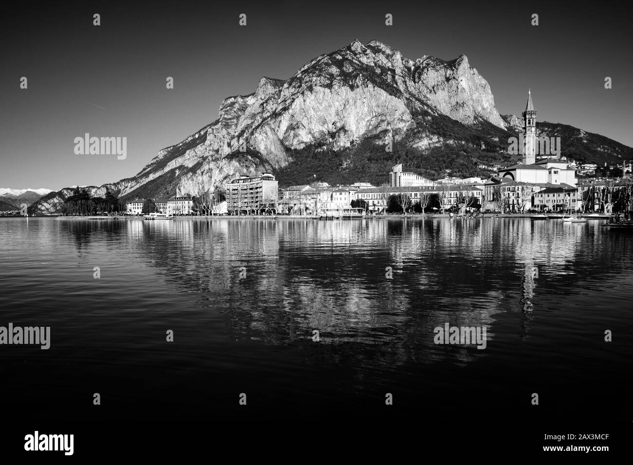 Schöner Panoramablick auf Lecco, der sich auf dem Comer See mit den Bergen dahinter, Italien, widerspiegelt Stockfoto