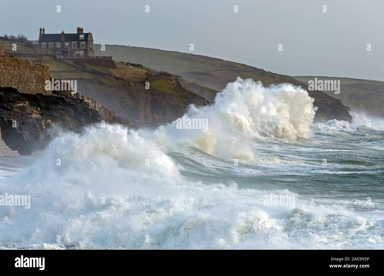 Porthleven, Cornwall, Großbritannien. Februar 2020. Sturm Ciara immer noch die kornische Küste bei Porthleven durchstoßen. Bob Sharples/Alamy Live News Stockfoto