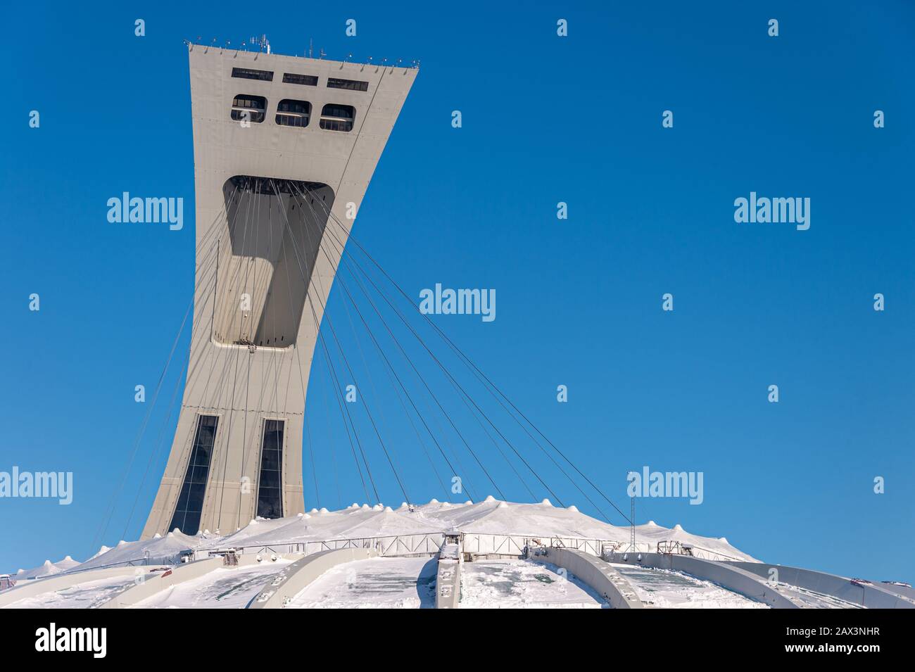 Montreal, CA - 8. Februar 2020: Das Olympiastadion Montreal und sein schrägstehender Turm im Winter Stockfoto
