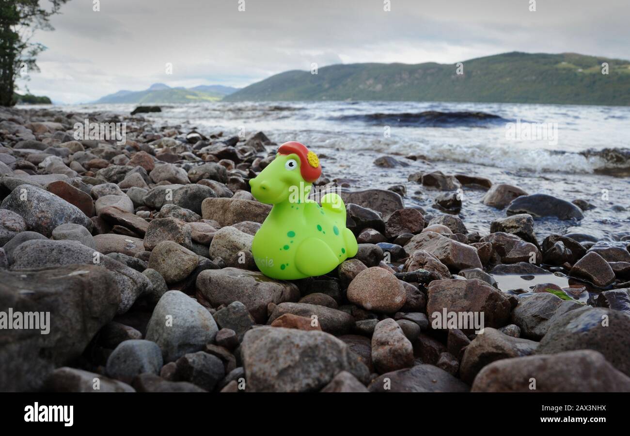 LOCH NESS MONSTERSPIELZEUG AN DEN UFERN VON LOCH NESS SCOTLAND RE MYTH LEGENDE NESSIE TOURISMUS ETC UK Stockfoto