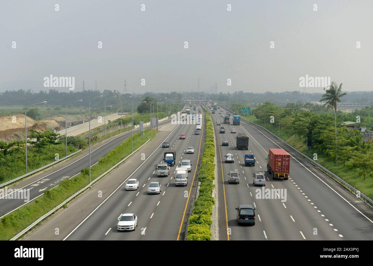 Autobahn im Südosten Taiwans, von der Hochgeschwindigkeitsbahnlinie aus gesehen Stockfoto