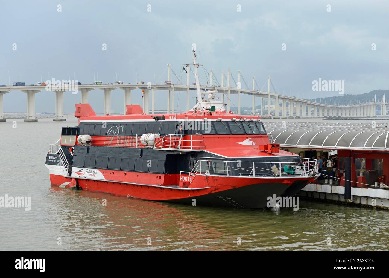 Turbojet Fähre am Macau Outer Harbour International Ferry Terminal auf der Halbinsel, Macau, China bereit für eine Reise nach Hongkong Stockfoto