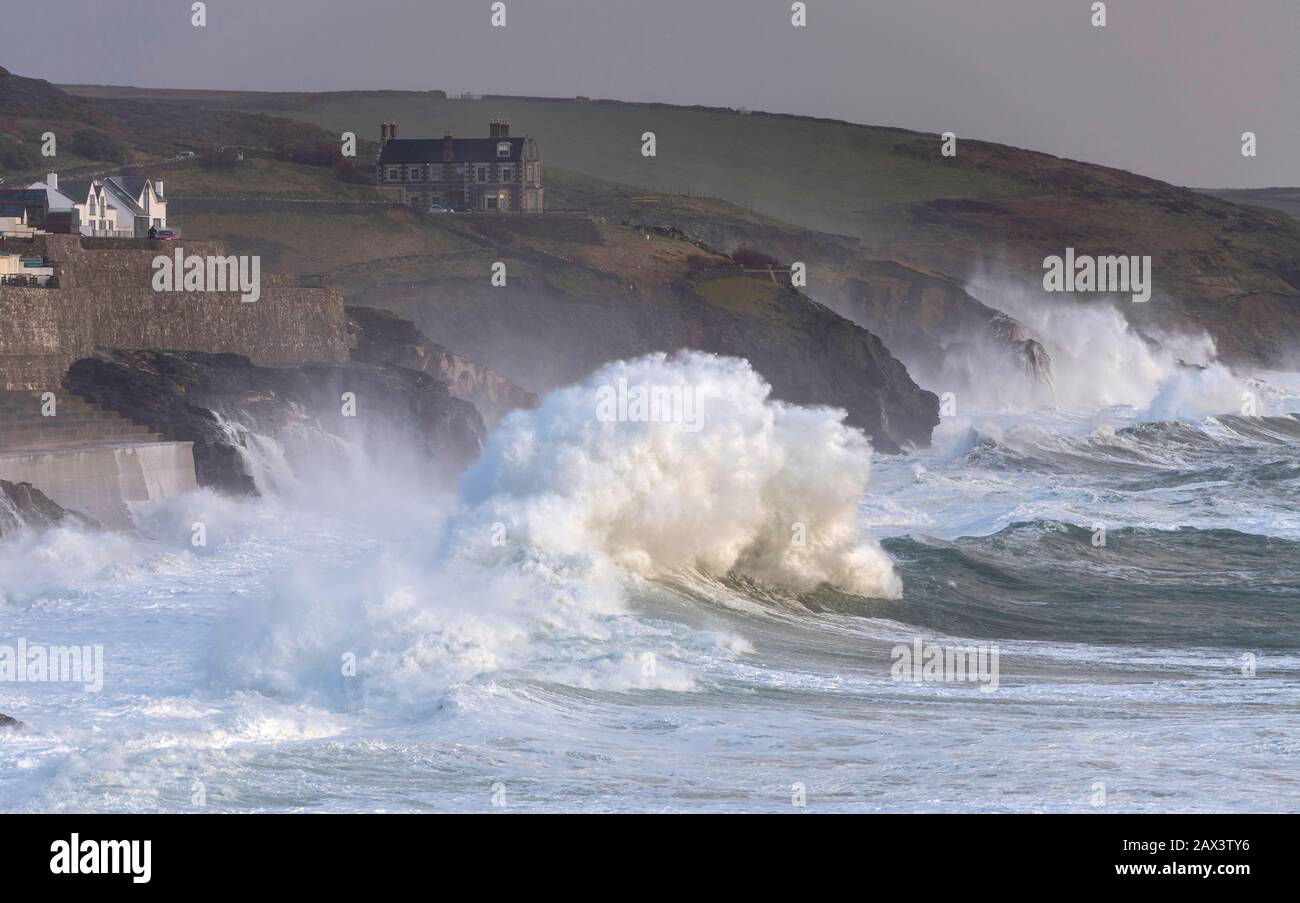 Porthleven, Cornwall, Großbritannien. Februar 2020. Sturm Ciara immer noch die kornische Küste bei Porthleven durchstoßen. Bob Sharples/Alamy Live News Stockfoto