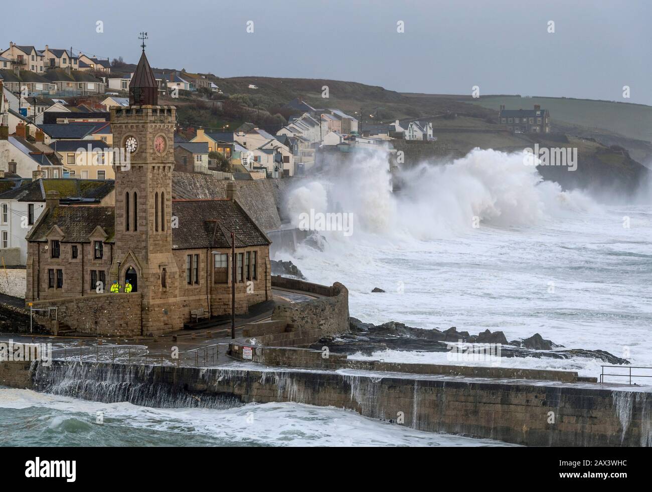 Porthleven, Cornwall, Großbritannien. Februar 2020. Sturm Ciara immer noch die kornische Küste bei Porthleven durchstoßen. Bob Sharples/Alamy Live News Stockfoto