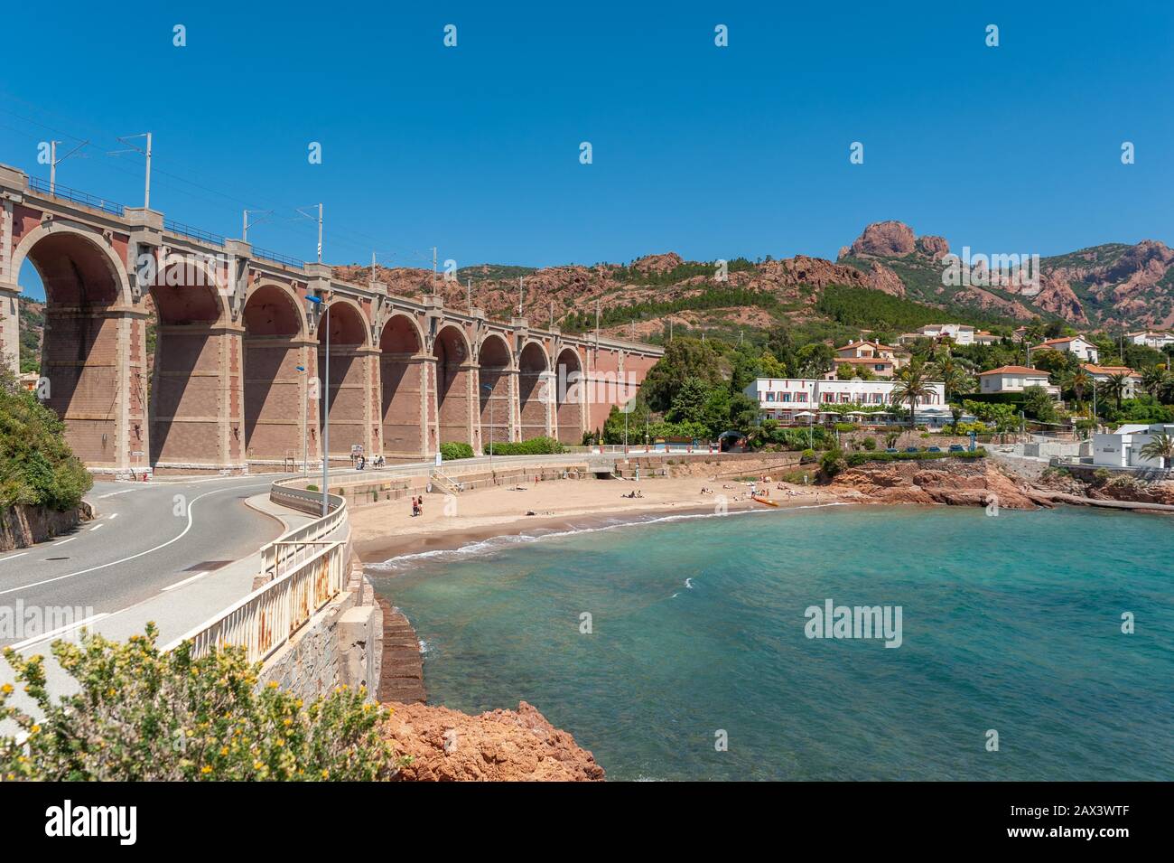 Eisenbahnviadukt vor dem massiv de l'Esterel, Antheor, Var, Provence-Alpen-Cote d'Azur, Frankreich Stockfoto