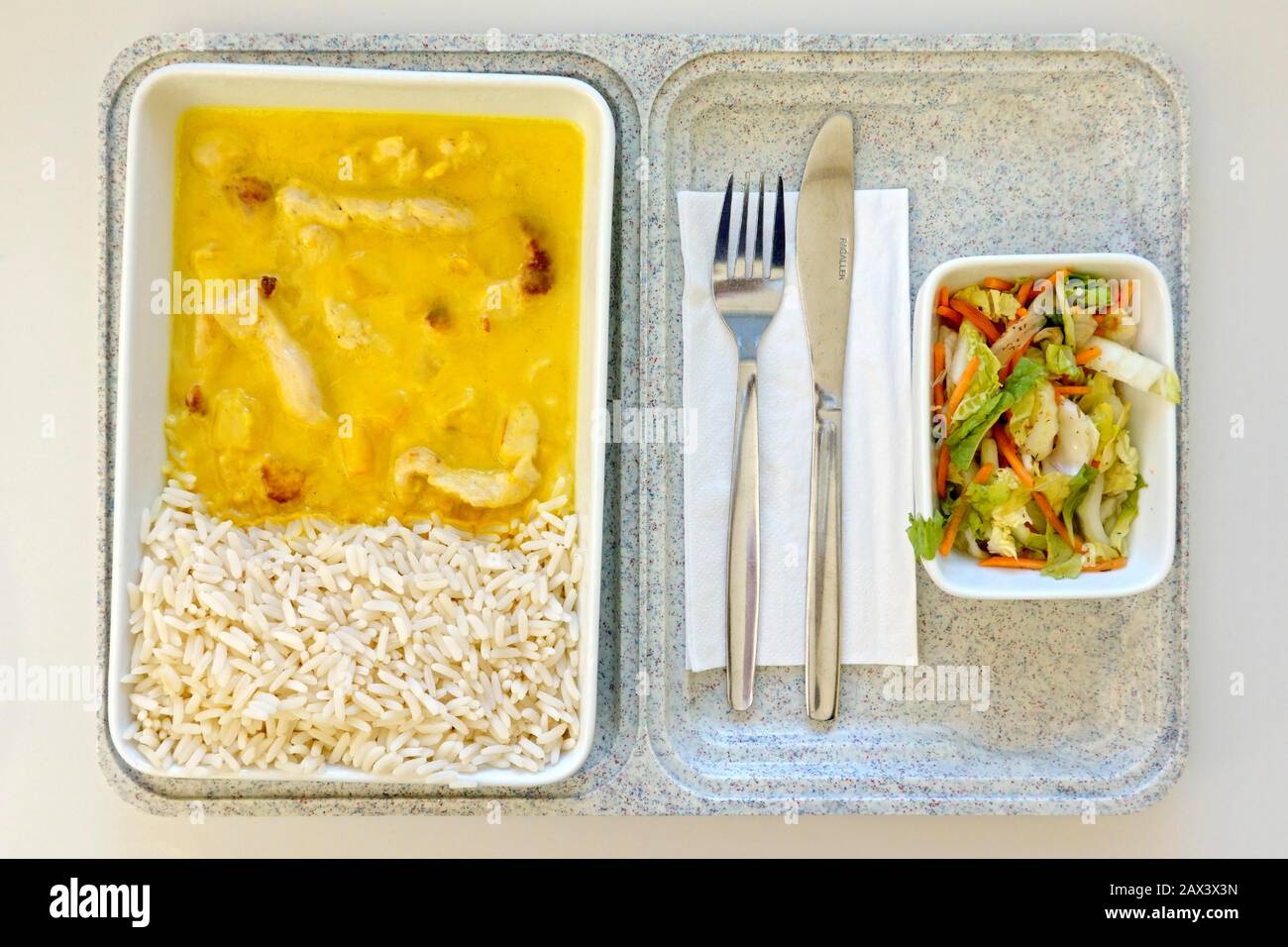 Fertiggerichte, unzureichendes Mittagessen im Krankenhaus, türkei-curry, Reis, gemischter Salat, Deutschland Stockfoto