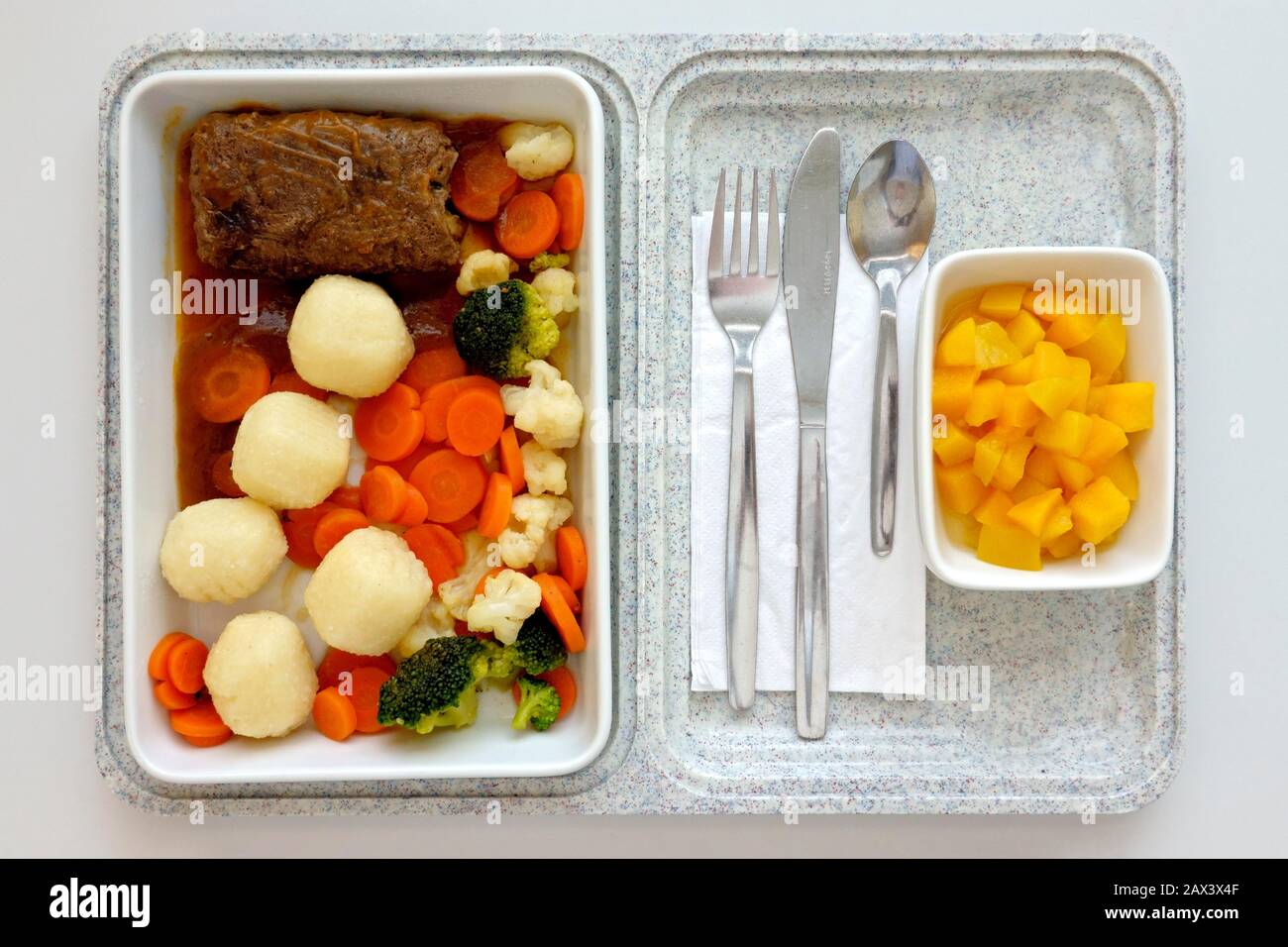 Fertiggerichte, Mittagessen im Krankenhaus mangelhaft, Rinderroulade, Sauce, Kartoffelklöße, buntes Gemüse, Aprikosenkompott, Deutschland Stockfoto