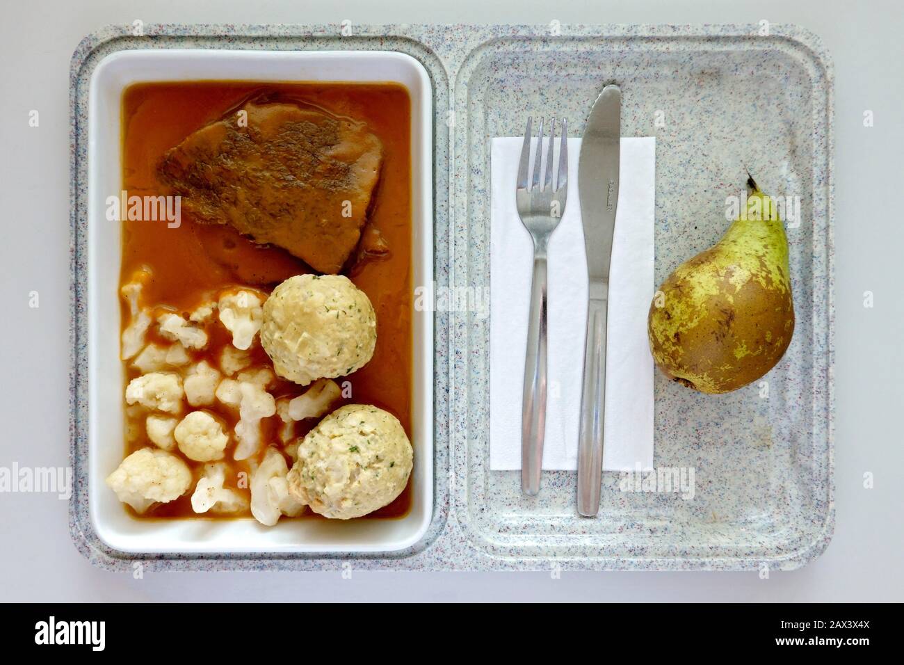 Fertiggerichte, Mittagessen im Krankenhaus mangelhaft, Roastbeef, Sauce, Brotdumm, Blumenkohl, Birne, Deutschland Stockfoto