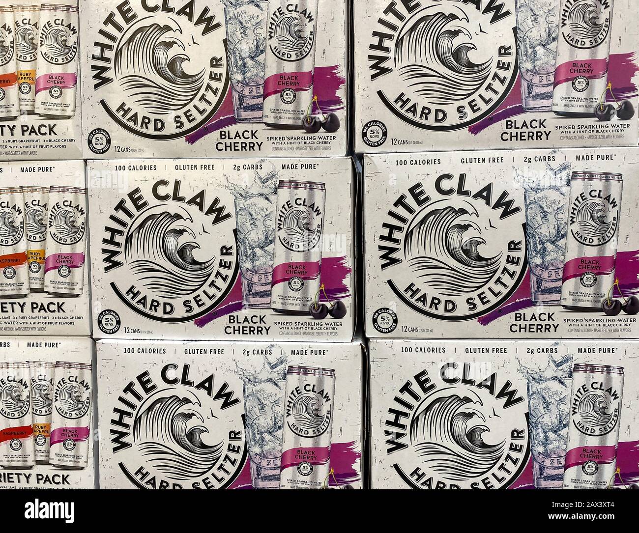 Orlando, FL/USA-2/6/20: Eine Anzeige von Stapeln von White Claw in einem Walmart Superstore, die Kunden zum Kauf bereitstehen. Stockfoto