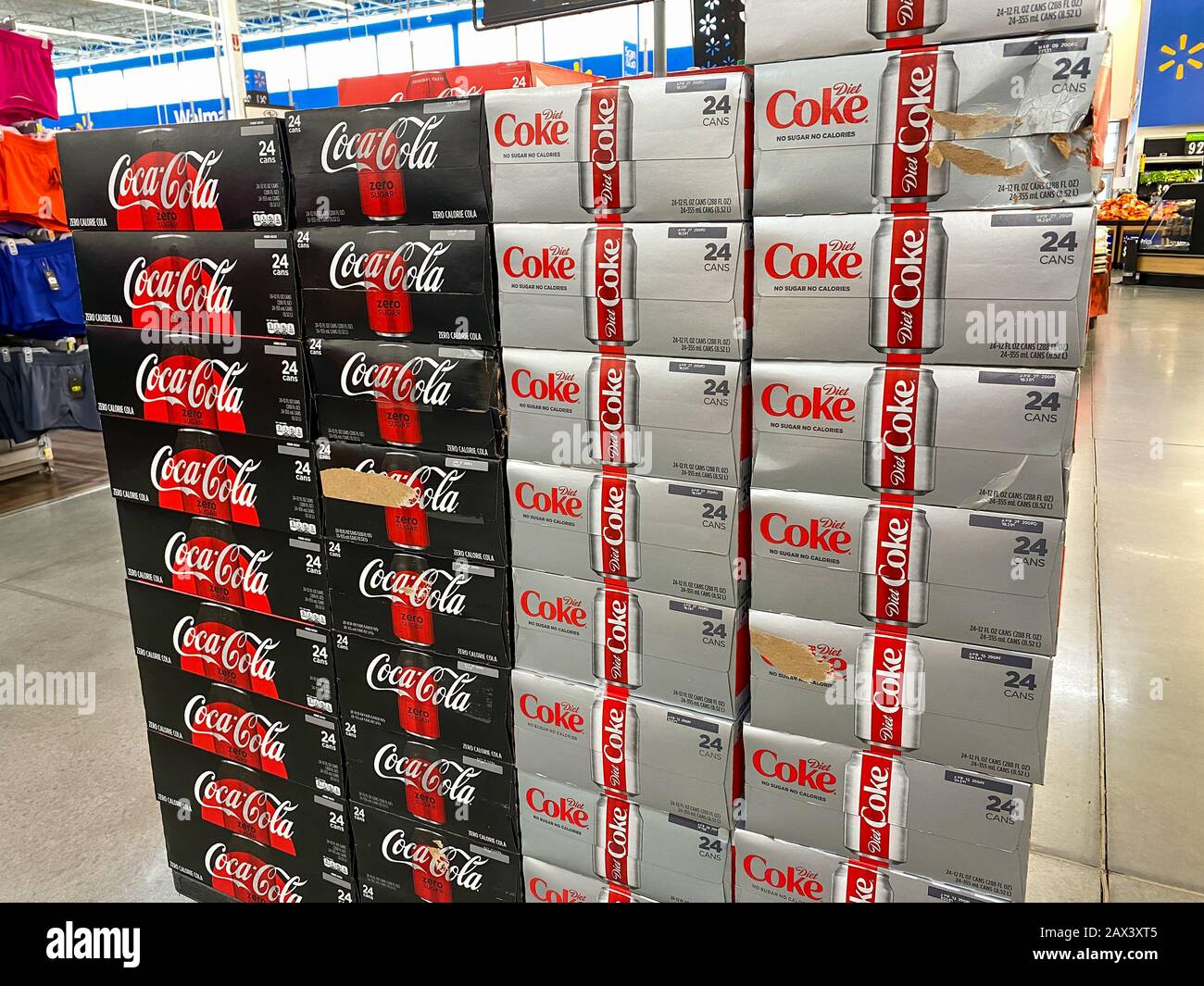 Orlando, FL/USA-2/6/20: Eine Anzeige der Diätkoke-Hüllen in einem Walmart Superstore, der für Kunden zum Kauf bereit ist. Stockfoto