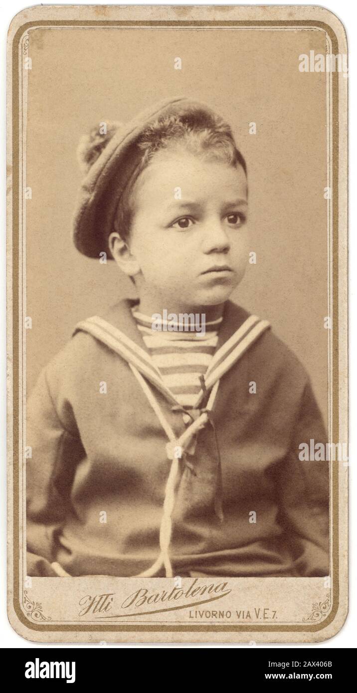 1885 Ca, LIVORNO, ITALIEN: EIN kleines Kind, das wie ein Seemann gekleidet ist. Foto von Fratelli Bartolena Livorno - FOTO STORICHE - HISTORIENFOTOS - BAMBINO - BAMBINI - KINDER - KIND - BABY - MODE - MODA - KINDHEIT - Hut - cappello da marinaio - marinaretto - vestito alla marinara - Marinaretta - ITALIA - BABY - INFANZIA - OTTOCENTO - 800 - 800's - XIX JAHRHUNDERT ---- ARCHIVIO GBB Stockfoto