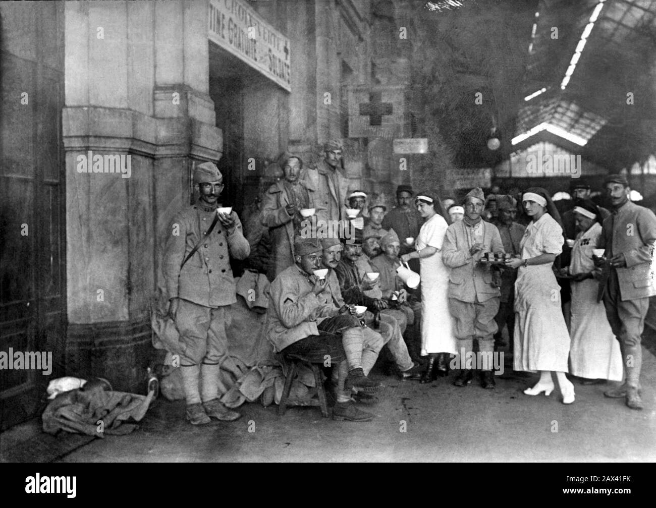 Ca, FRANKREICH: Das französische Rote Kreuz in einem Bahnhof - Caffé - KAFFEE - CROCE ROSSA - Stazione ferroviaria - WELTKRIEG I - Weltkrieg - PRIMA GUERRA MONDIALE - Grande Guerra - Großer Krieg - Fotostoriche storica - GESCHICHTSFOTOS - Crocerina - Krankenschwestern - posto di ristoro - Infanterie - Fanteria --- Archivio GBB Stockfoto