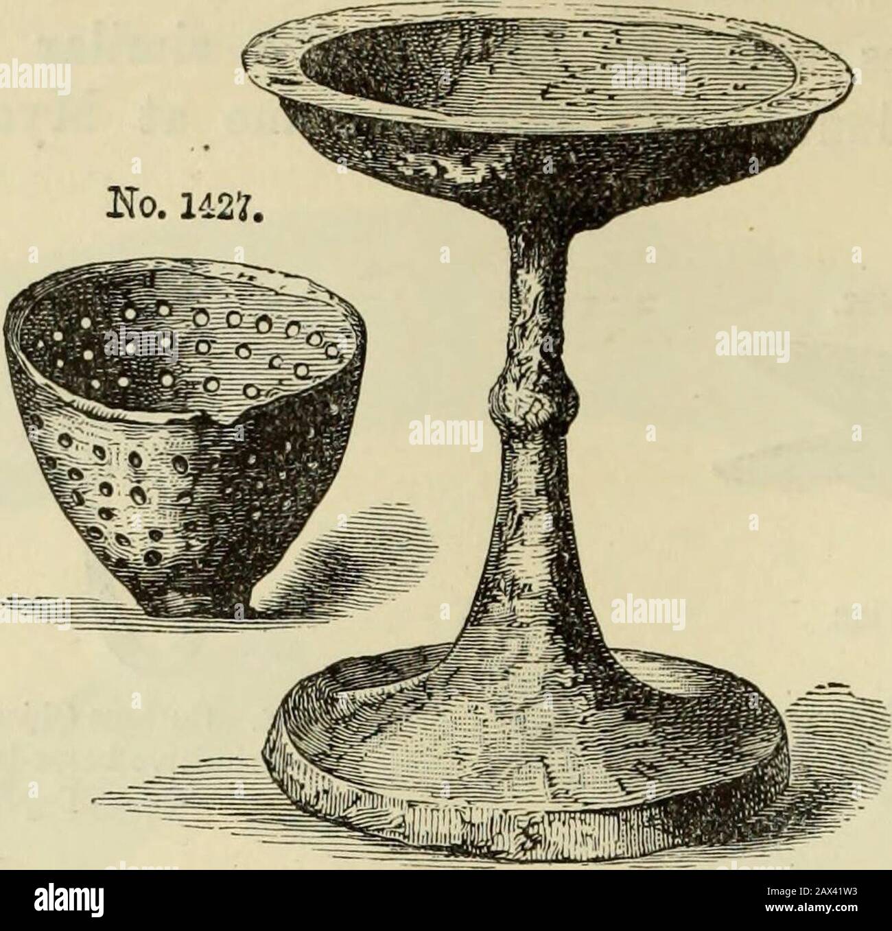 Ilios; die Stadt und das Land der TrojansDie Ergebnisse von Forschungen und Entdeckungen auf dem Gelände von Troja und in der ganzen Straße in den Jahren 1871-72-73-78-79, einschließlich einer Autobiografie des Autors . die Form einer Echse, und hat vier Fuß. Thekurious Instrument of Kupfer or Bronze (Nr. 1426), in Form eines Barwith, dessen zwei Enden zu spitzen Haken umgedreht wurden, hat auch das Aussehen eines Stücks. Nr. 1427 ist ein kleiner bronzener Kelch, perforiert wie ein Kolander. Nr. 1428ist ein bronzener Becher auf einem hohen Stamm, aber ohne Griffe und mit einem sehr großen Vorderfuß. Eine Tasse in perfekt identischer Form befindet sich im Museum o Stockfoto