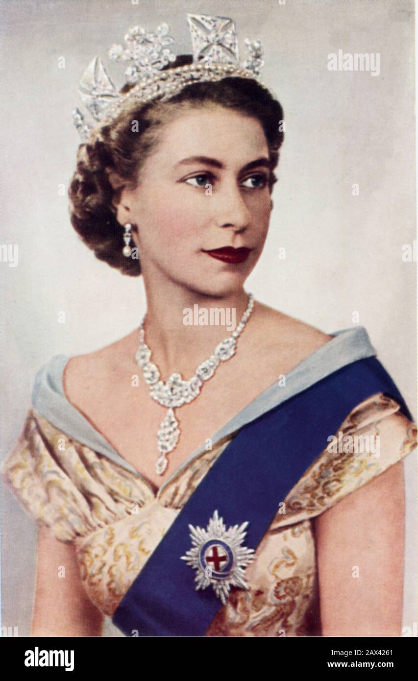 Konigin Elizabeth Tragt Krone Stockfotos Und Bilder Kaufen Alamy