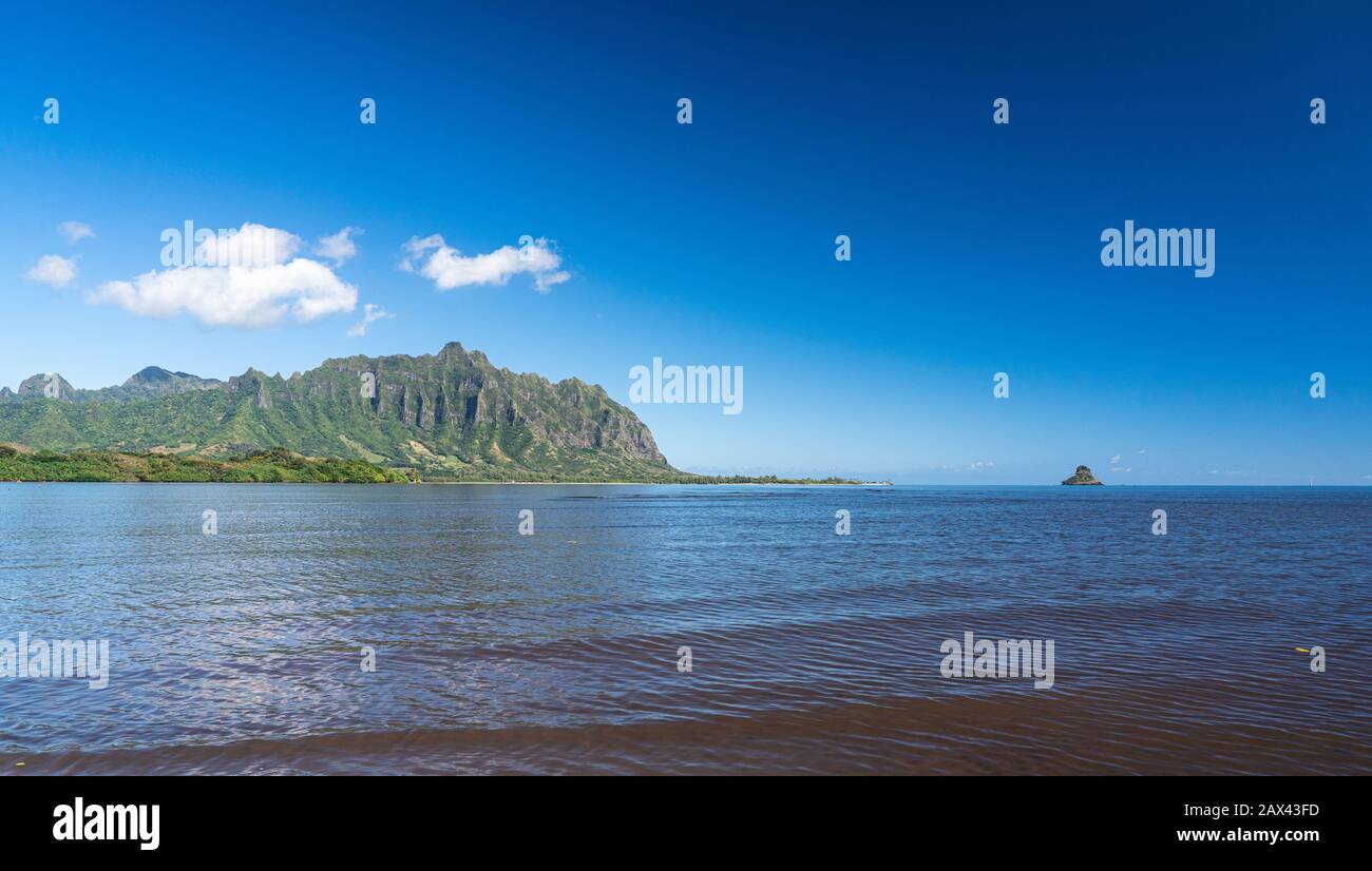 Mokoli'i Island (früher bekannt als der veraltete Begriff „Chinaman's hat“) vor der Küste von Oahu in Hawaii vom Waiahole Beach Park Stockfoto