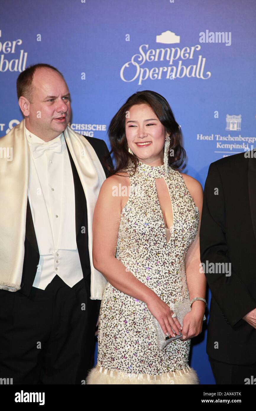 Dirk Hilbert mit Ehefrau Su Yeon Hilbert beim 15. SemperOpernball 2020 in Dresden in der Semperoper. Dresden, Stockfoto