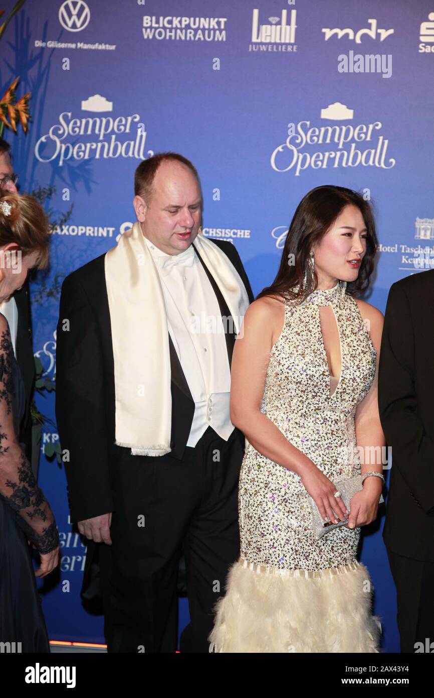 Dirk Hilbert mit Ehefrau Su Yeon Hilbert beim 15. SemperOpernball 2020 in Dresden in der Semperoper. Dresden, Stockfoto
