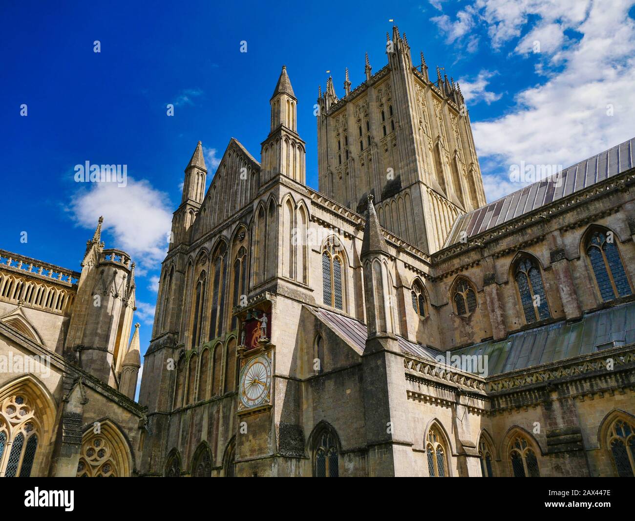 Ein Blick von außen auf die Kathedrale von Wells in Somerset, Großbritannien, Sitz des Bishop of Bath and Wells mit Turm, Langhaus und nordischem Querhaus Stockfoto
