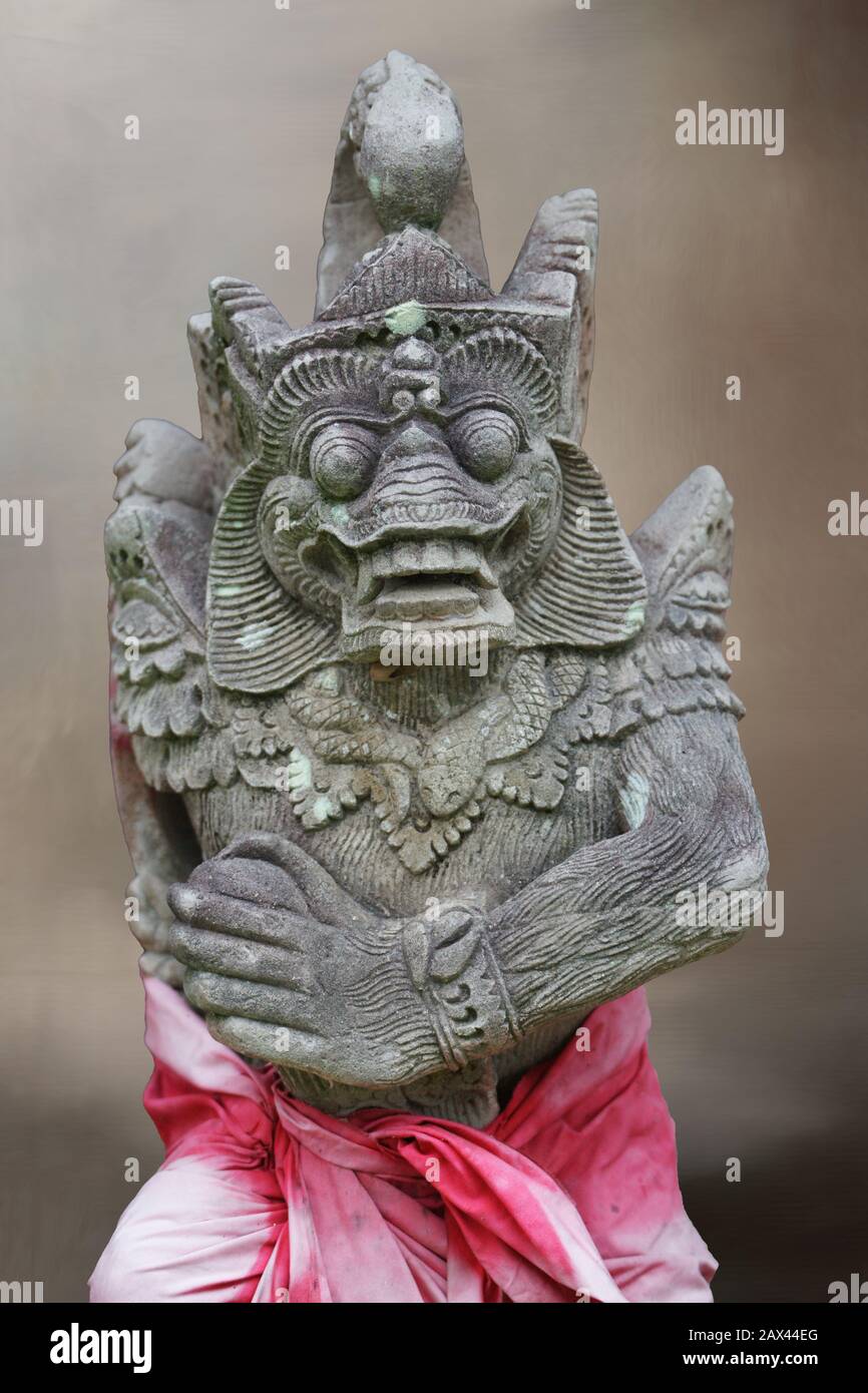 Eine Steinstatue eines Hindu-Gottes oder einer Frömmigkeit. Bali, Indonesien Stockfoto