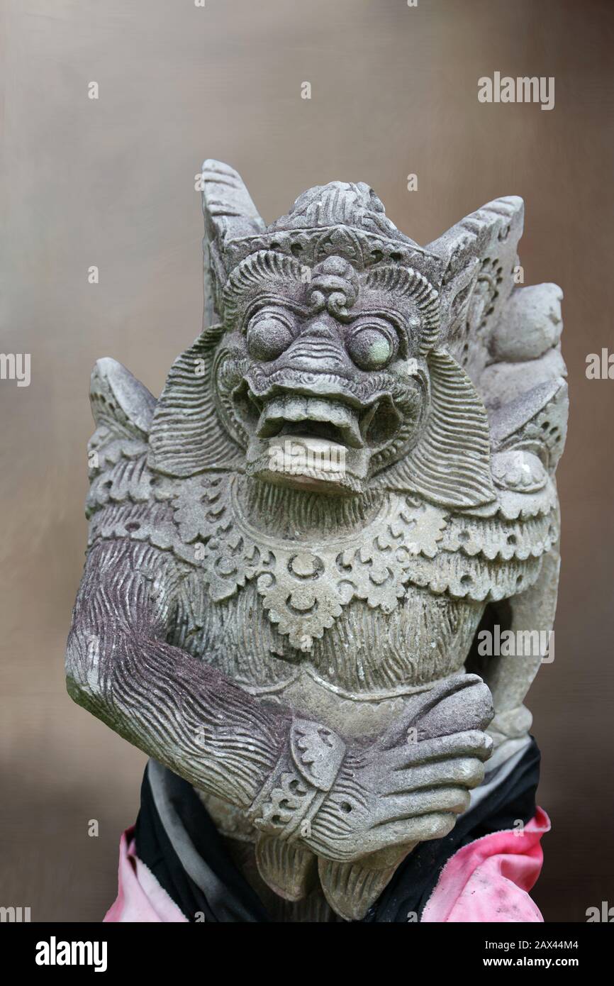 Eine Steinstatue eines Hindu-Gottes oder einer Frömmigkeit. Bali, Indonesien Stockfoto