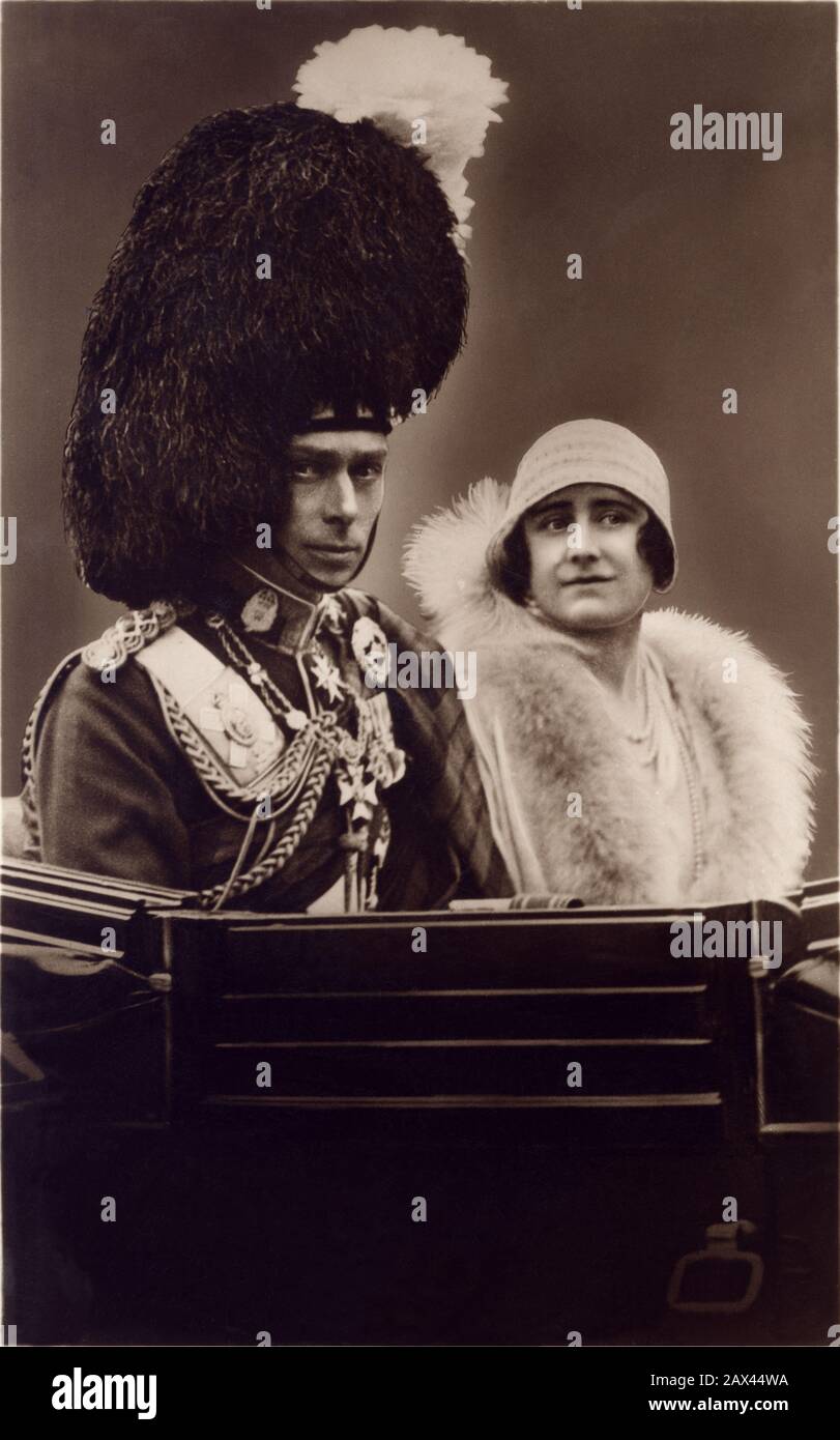 1937 Ca, London, England: Der König GEORG VI. Und Königin ELIZABETH, Familienvater und Mutter der zukünftigen Königin ELISABETH II. Von England (* 1926), offizielle Propagandapostkarte mit den königlichen Residenzen von Schloss Windsor, Balmoral Buckingham Palace and Sandringham House - REALI - ROYALTY - nobili - Nobiltà - nobili - nobili - nobili - Grand BRETAGNA - GROSSBRITANNIEN - INGHILTERRA - REGINA MADRE ELISABETTA - WINDSOR - Haus von Saxe-Coburg-Gotha - KÖNIGSFAMILIE - FAMIGLIA REALE - Colbacco scozzese - granatiere - grenadier -- ARCHIVIO GBB Stockfoto