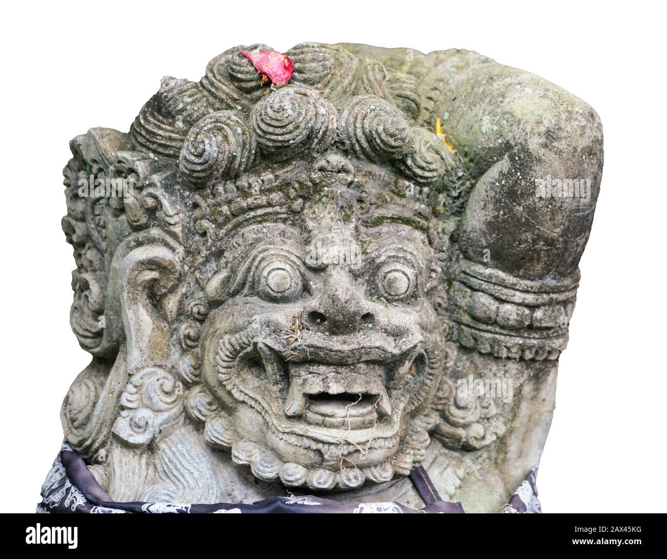 Nah, Detail, Kopf und Gesicht einer hinduistischen Statue von Barong. Bali, Indonesien. Ausschnitt, weißer Hintergrund Stockfoto