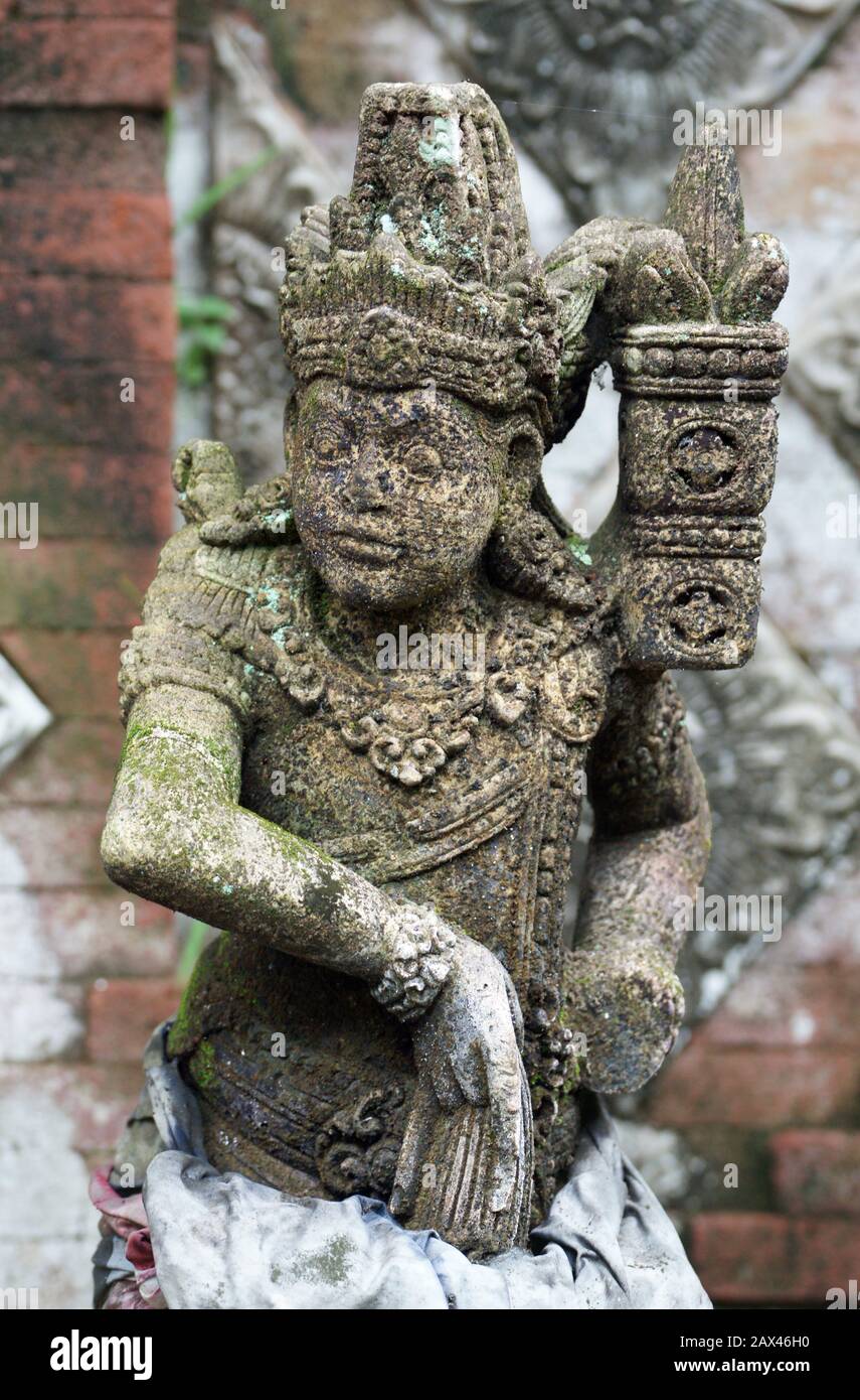 Eine Steinstatue eines Hindu-Gottes oder einer Frömmigkeit. Bali, Indonesien. Stockfoto