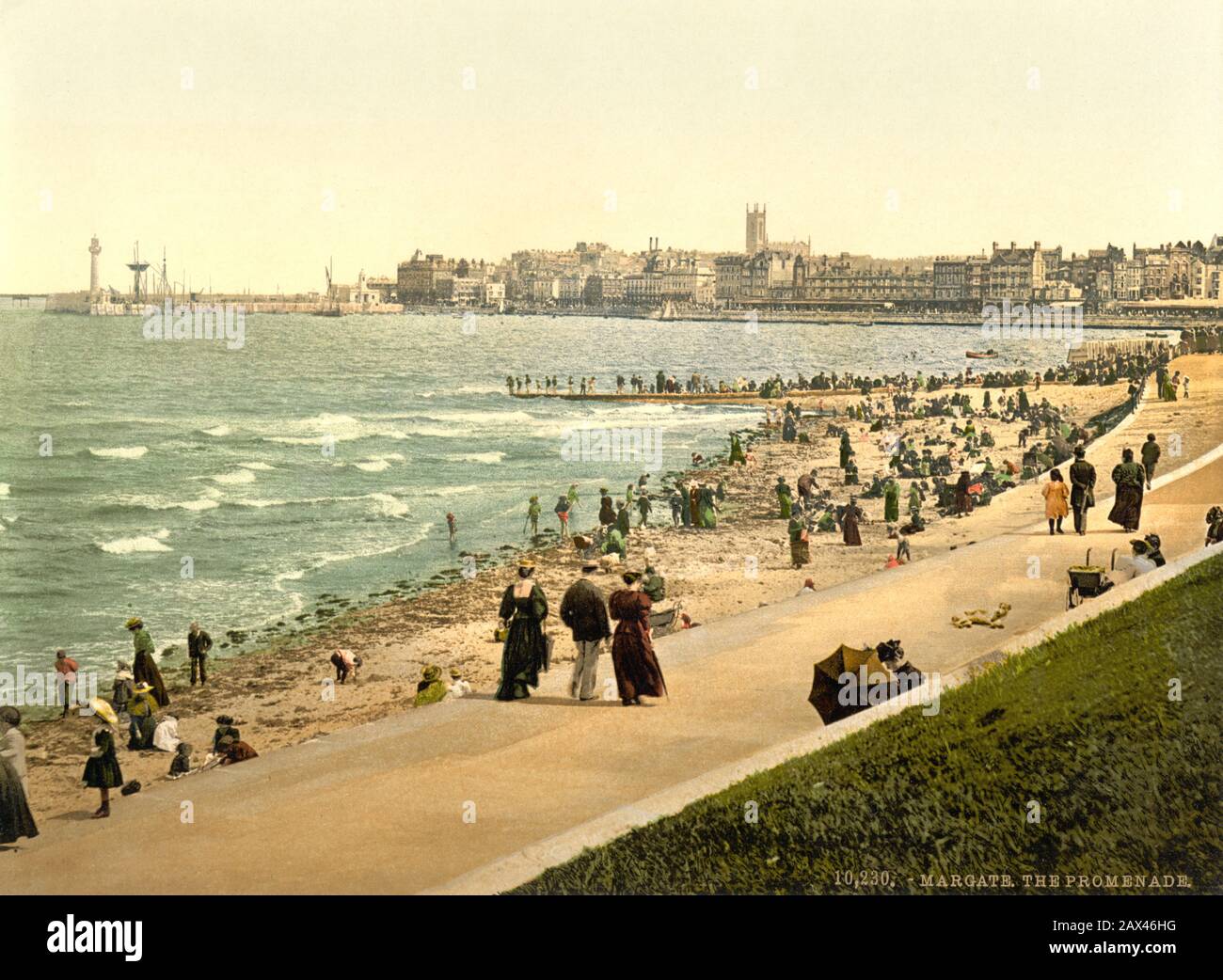 1905 ca. , MARGATE , East Kent , ENGLAND , GROSSBRITANNIEN : Die PROMENADE, der Hafen und der Strand. Die von Detroit Publishing Co. Margate edierten Farben für den Druck von Phosphom sind eine Küstenstadt im Distrikt Thanet in East Kent, England. Sie liegt 61,3 km ostnordostnordostwärts von Maidstone an der Küste entlang des North Foreland und enthält die Gebiete Cliftonville, Garlinge, Palm Bay und Westbrook. Die Geschichte der Stadt ist eng mit dem Meer verbunden und hat eine stolze maritime Tradition. Margate war ein "Glied" von Dover in der alten Vereinigung der Cinque Ports. Es wurde der Wohnung hinzugefügt Stockfoto