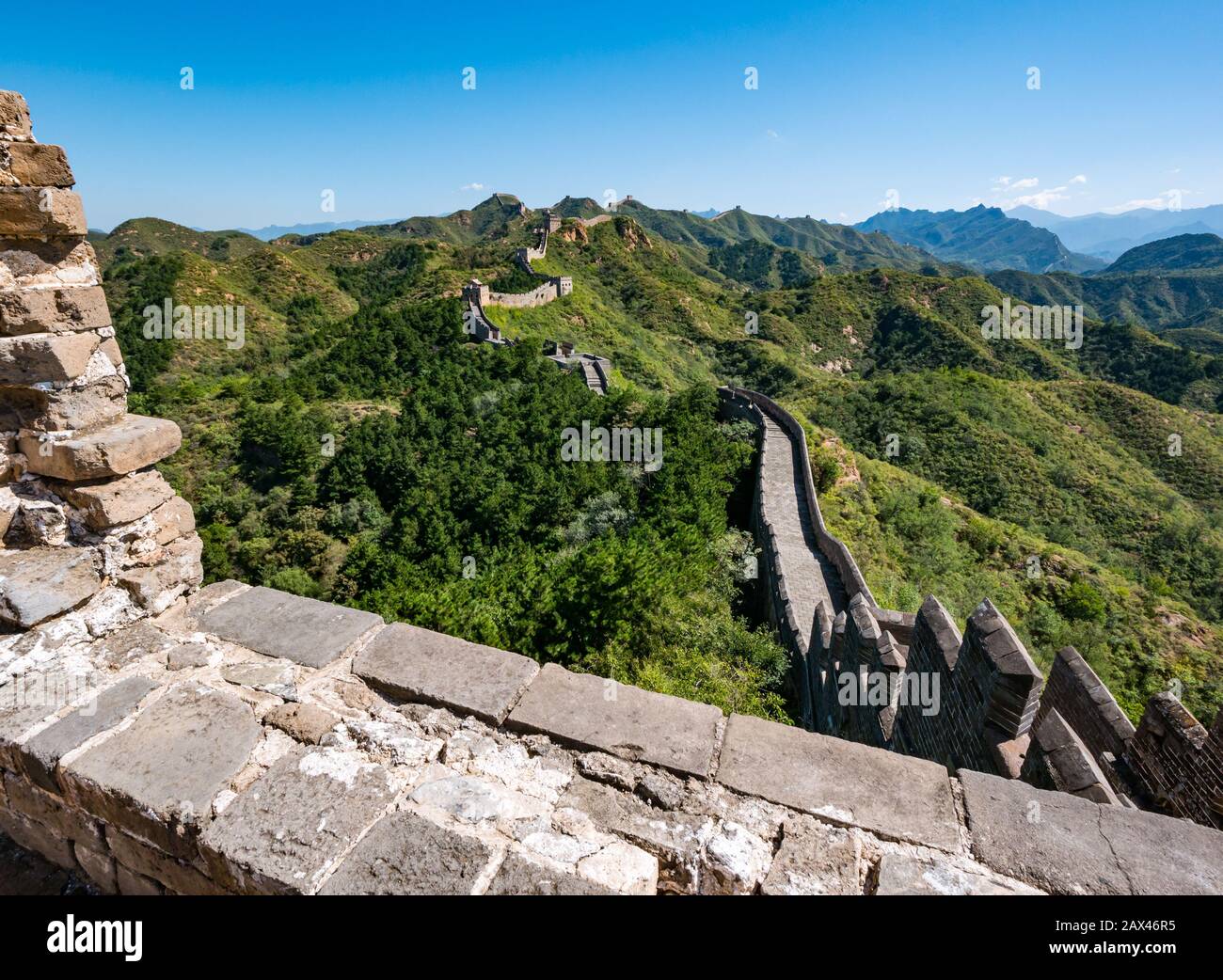 Ming-Dynastie Jinshanling Chinesische Mauer mit Wachtürmen, die in die Ferne auf dem Bergrücken, China, Asien führen Stockfoto