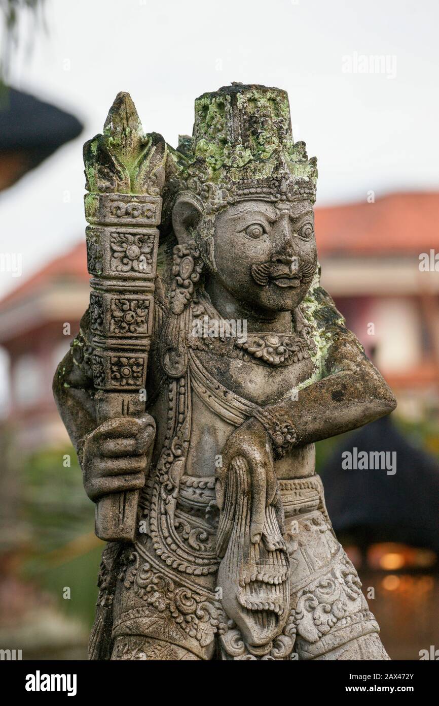 Eine Steinstatue eines Hindu-Gottes oder einer Frömmigkeit. Bali, Indonesien. Stockfoto