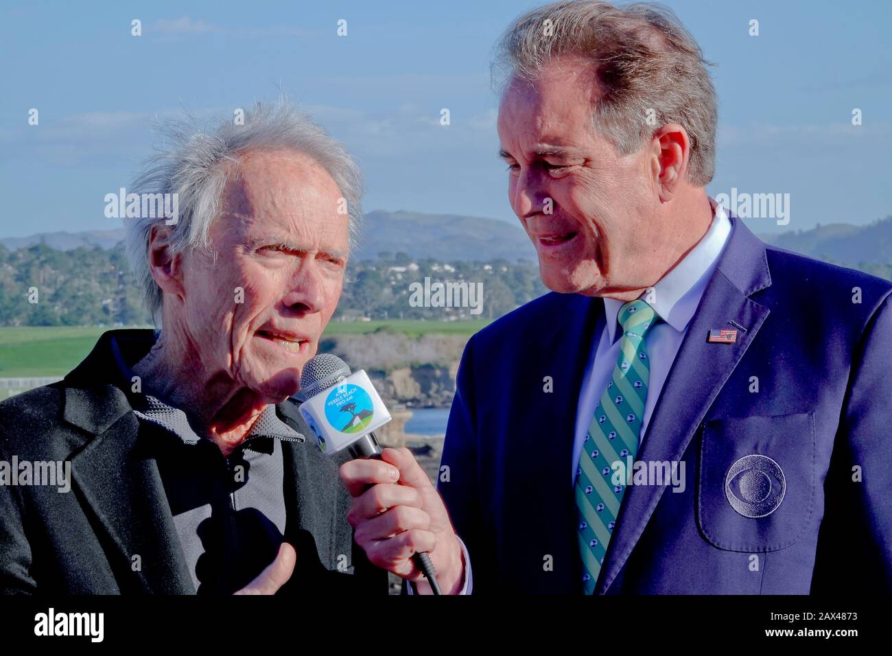 Kieselstrand, USA. Februar 2020. Monterey, Kalifornien, USA 9. Februar 2020 Hollywood-Star, Ex-Bürgermeister von Carmel, Clint Eastwood interviewt von Jim Nantz von CBS TV über die Links von Pebble Beach am letzten Tag des AT&T Pro-Am PGA Golf Events California, USA Credit: Motofoto/Alamy Live News Stockfoto