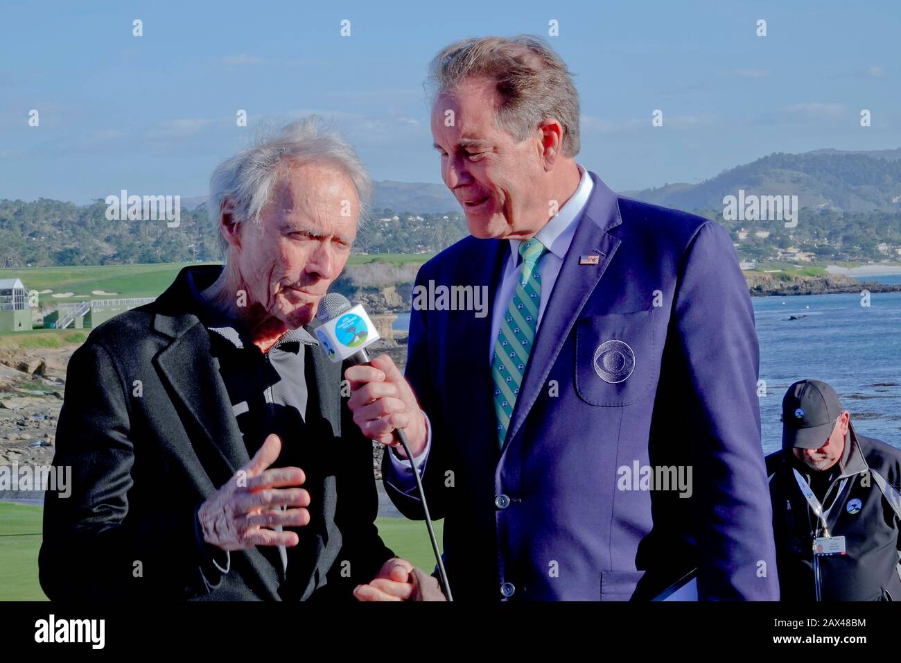 Kieselstrand, USA. Februar 2020. Monterey, Kalifornien, USA 9. Februar 2020 Hollywood-Star, Ex-Bürgermeister von Carmel, Clint Eastwood interviewt von Jim Nantz von CBS TV über die Links von Pebble Beach am letzten Tag des AT&T Pro-Am PGA Golf Events California, USA Credit: Motofoto/Alamy Live News Stockfoto
